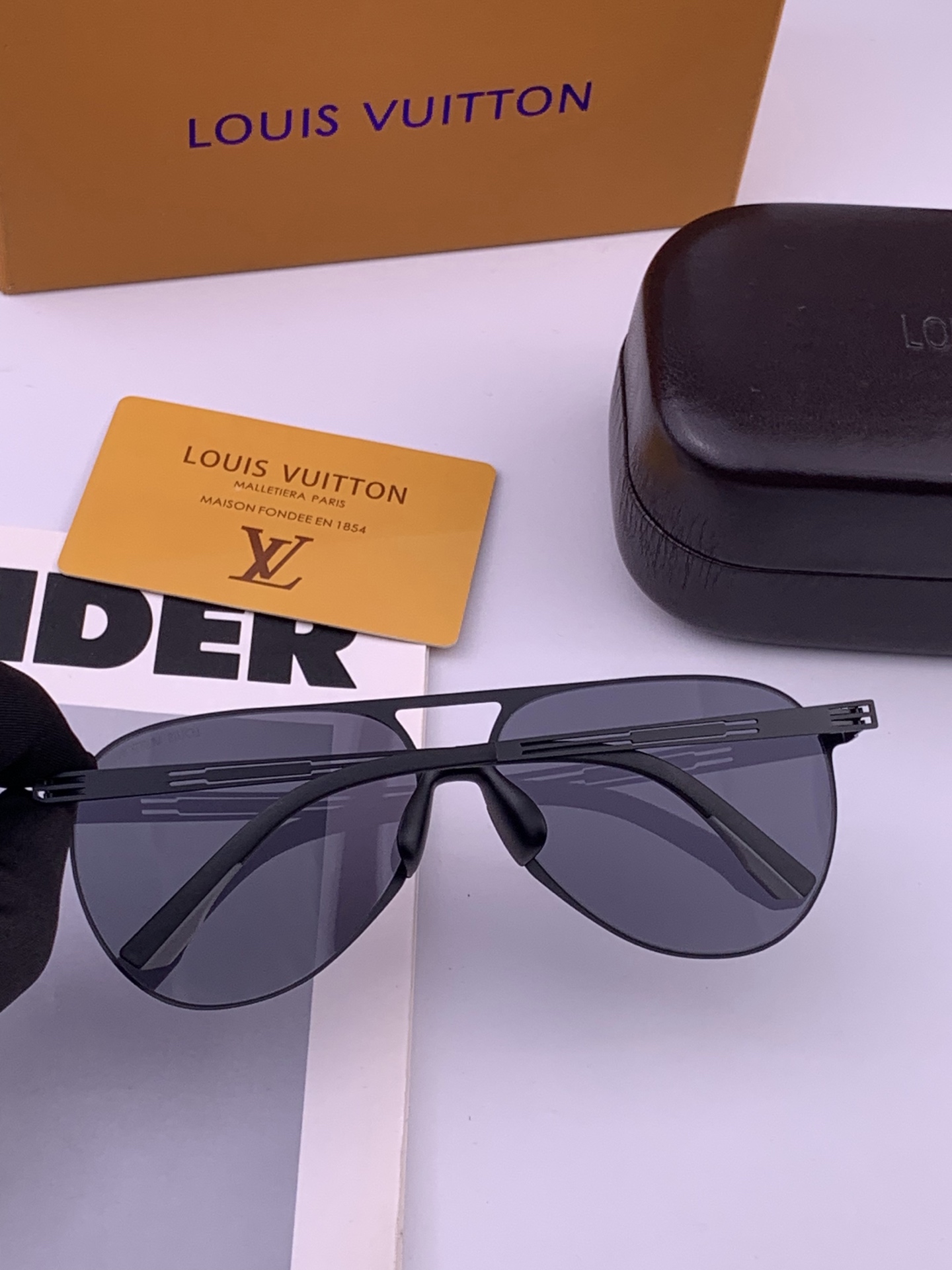 ♦️LV 新款男女情侣款太阳镜多边形墨镜iP电镀永不褪色 超轻超有弹性整幅眼镜无螺丝重要的是压不坏 高清尼龙镜片、精湛的