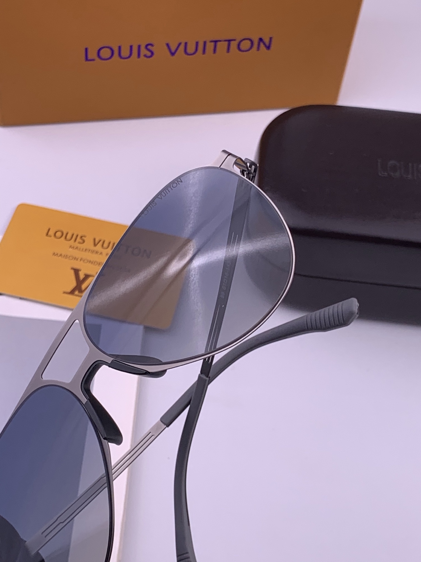 ♦️LV 新款男女情侣款太阳镜多边形墨镜iP电镀永不褪色 超轻超有弹性整幅眼镜无螺丝重要的是压不坏 高清尼龙镜片、精湛的