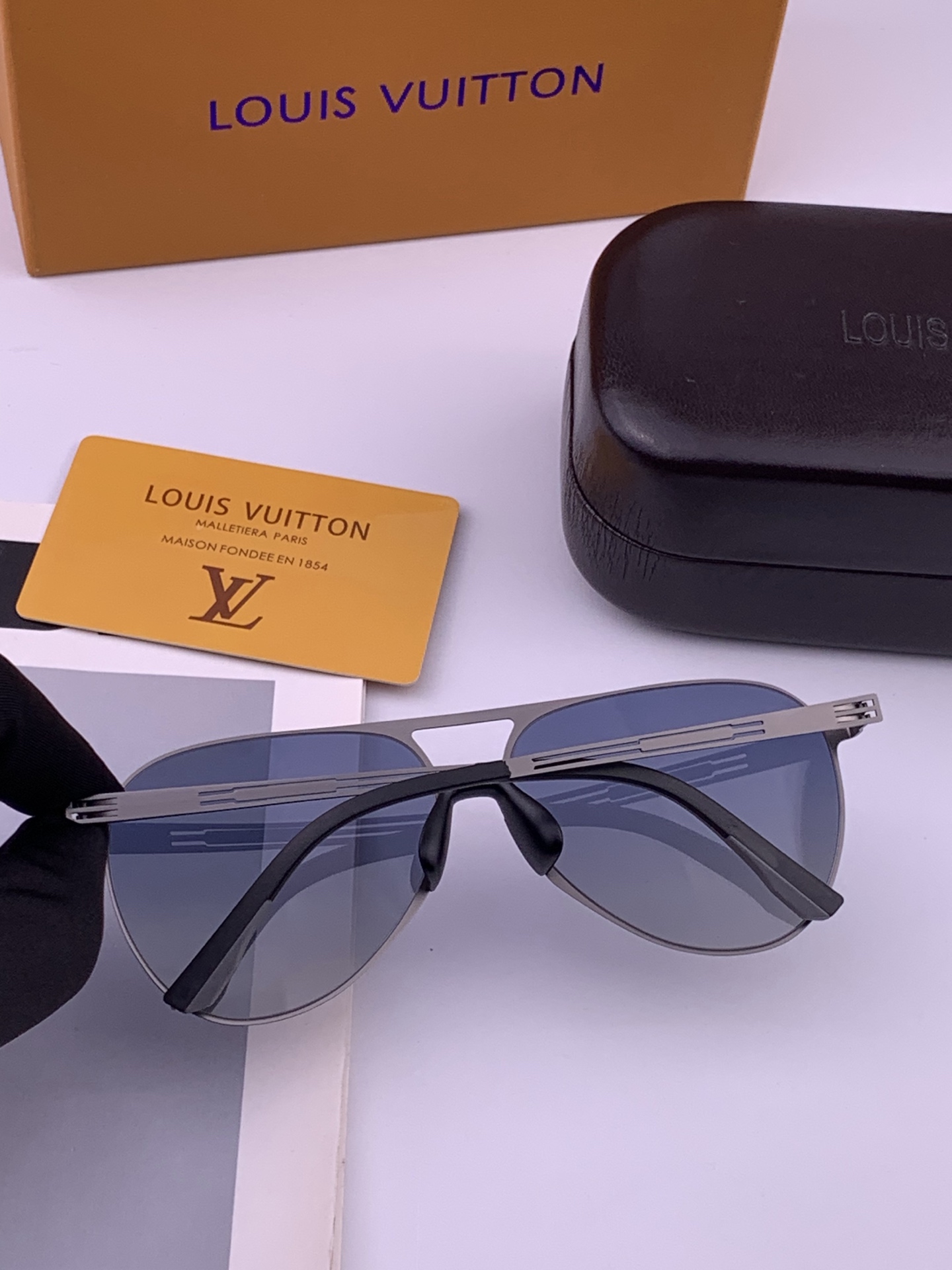 ♦️LV 新款男女情侣款太阳镜多边形墨镜iP电镀永不褪色 超轻超有弹性整幅眼镜无螺丝重要的是压不坏 高清尼龙镜片、精湛的