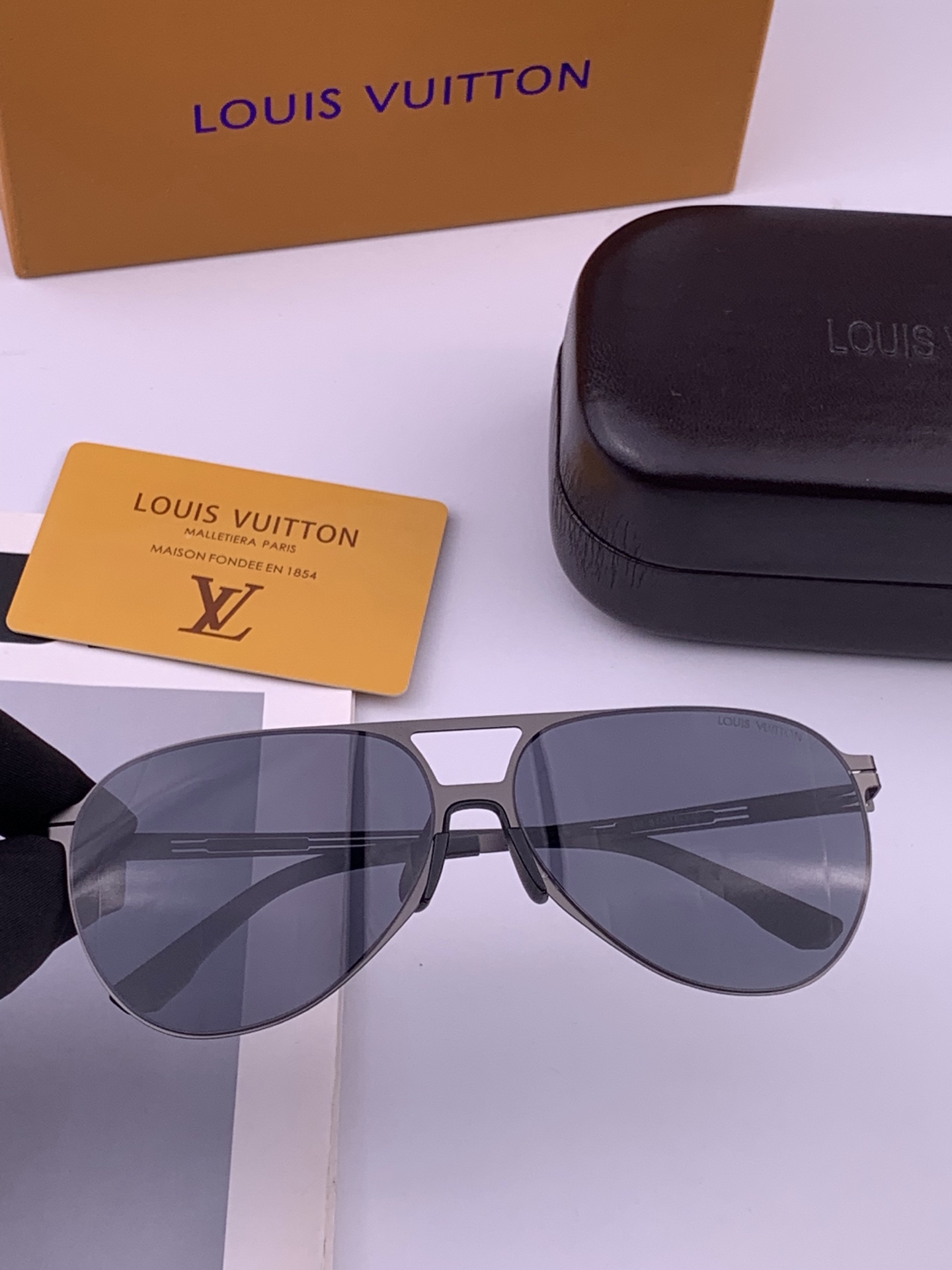♦️LV 新款男女情侣款太阳镜多边形墨镜iP电镀永不褪色 超轻超有弹性整幅眼镜无螺丝重要的是压不坏 高清尼龙镜片、精湛的