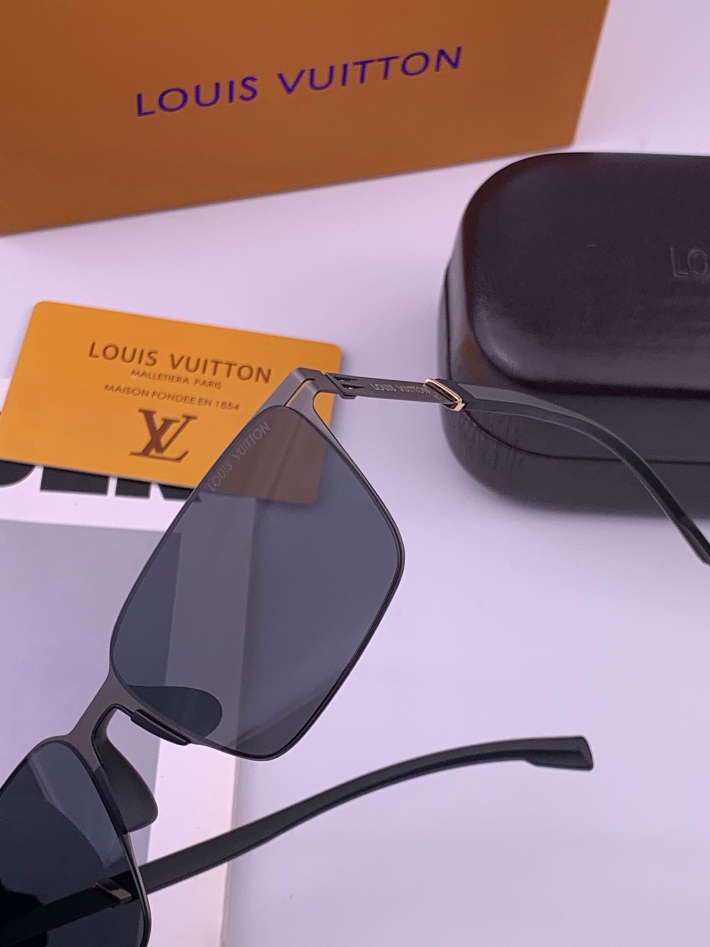♦️LV  新款男女情侣款太阳镜多边形墨镜iP电镀永不褪色 超轻超有弹性整幅眼镜无螺丝重要的是压不坏 高清尼龙镜片、精湛