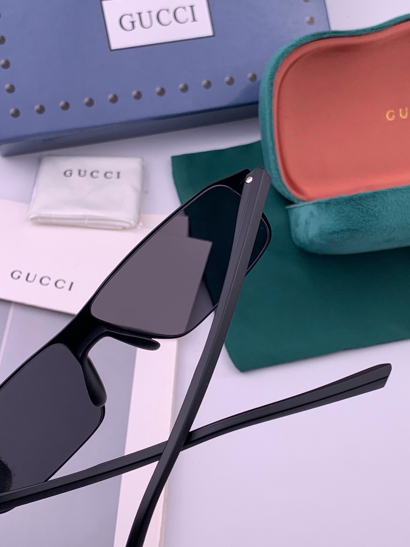 GUCCI 男款炫彩飞行员偏光太阳镜 ❤️材质：高清尼龙加厚卡槽高清偏光镜片 🌹无边框镜架💕颜👍型号：G2225