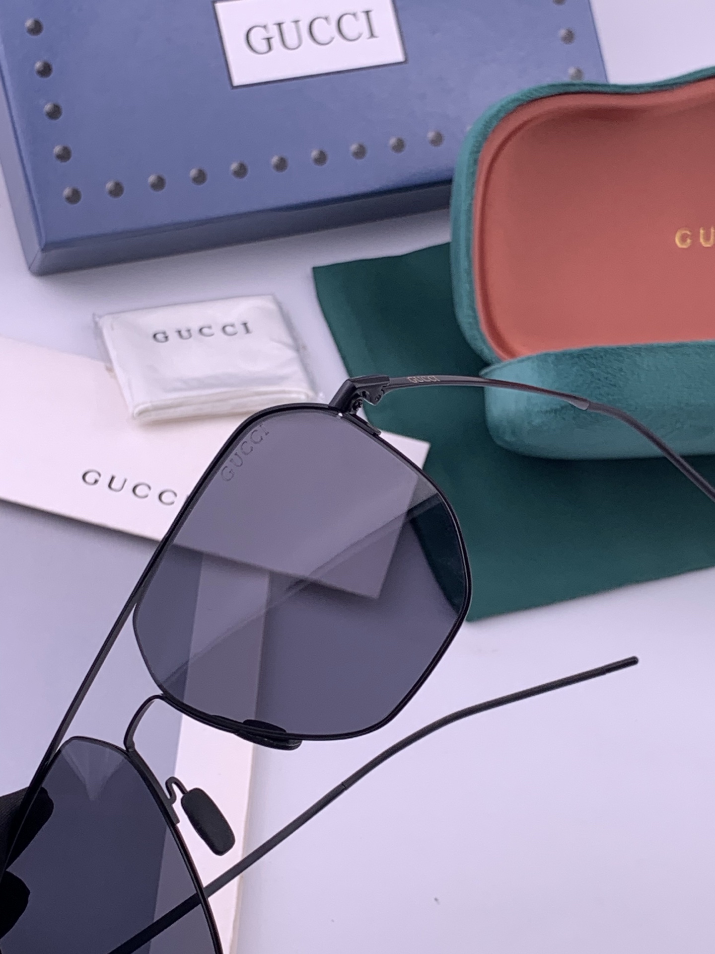 GUCCI 男款炫彩飞行员偏光太阳镜 ❤️材质：高清尼龙加厚卡槽高清偏光镜片 🌹无边框镜架💕颜👍型号：G3227
