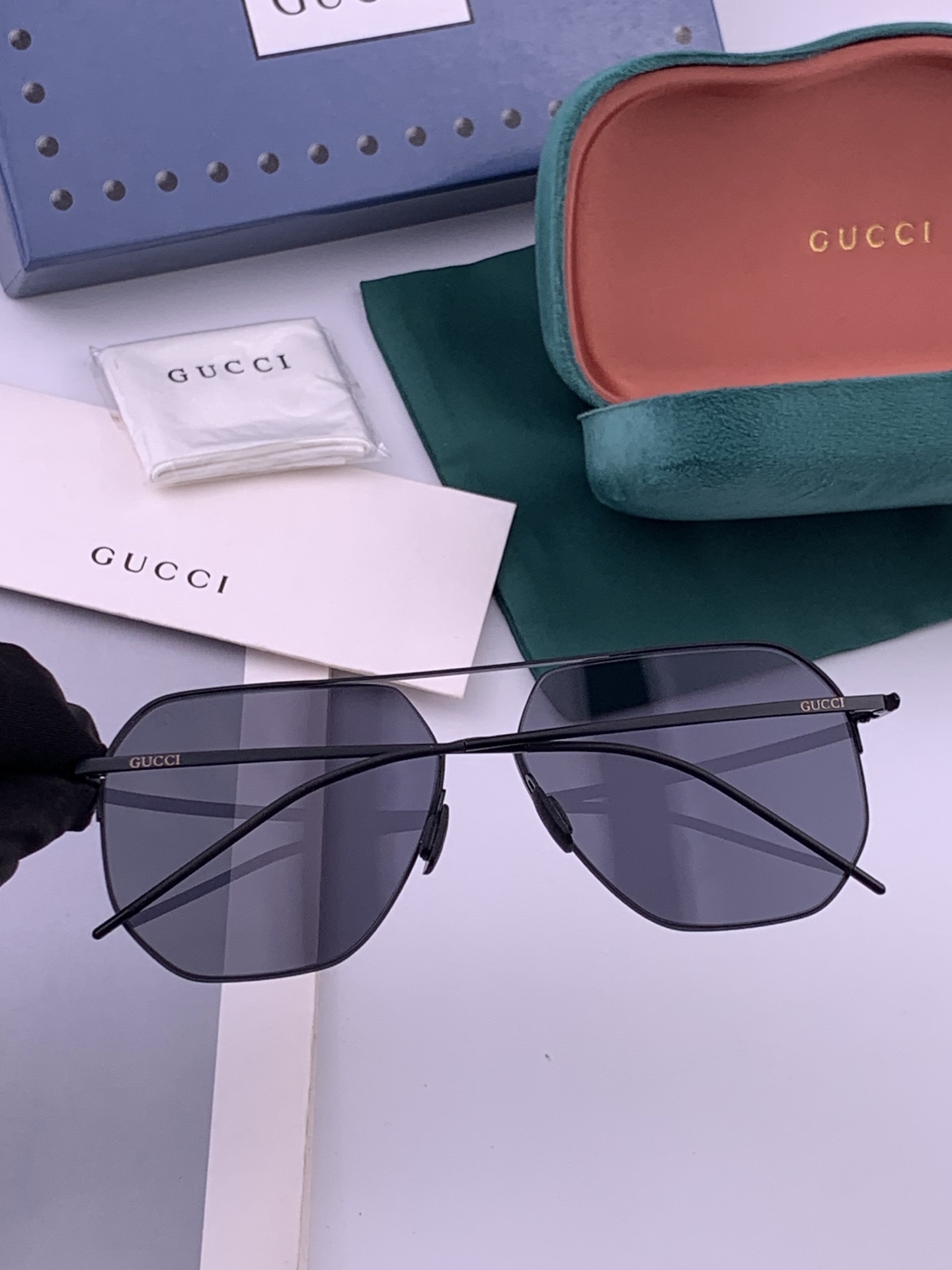 GUCCI 男款炫彩飞行员偏光太阳镜 ❤️材质：高清尼龙加厚卡槽高清偏光镜片 🌹无边框镜架💕颜👍型号：G3227