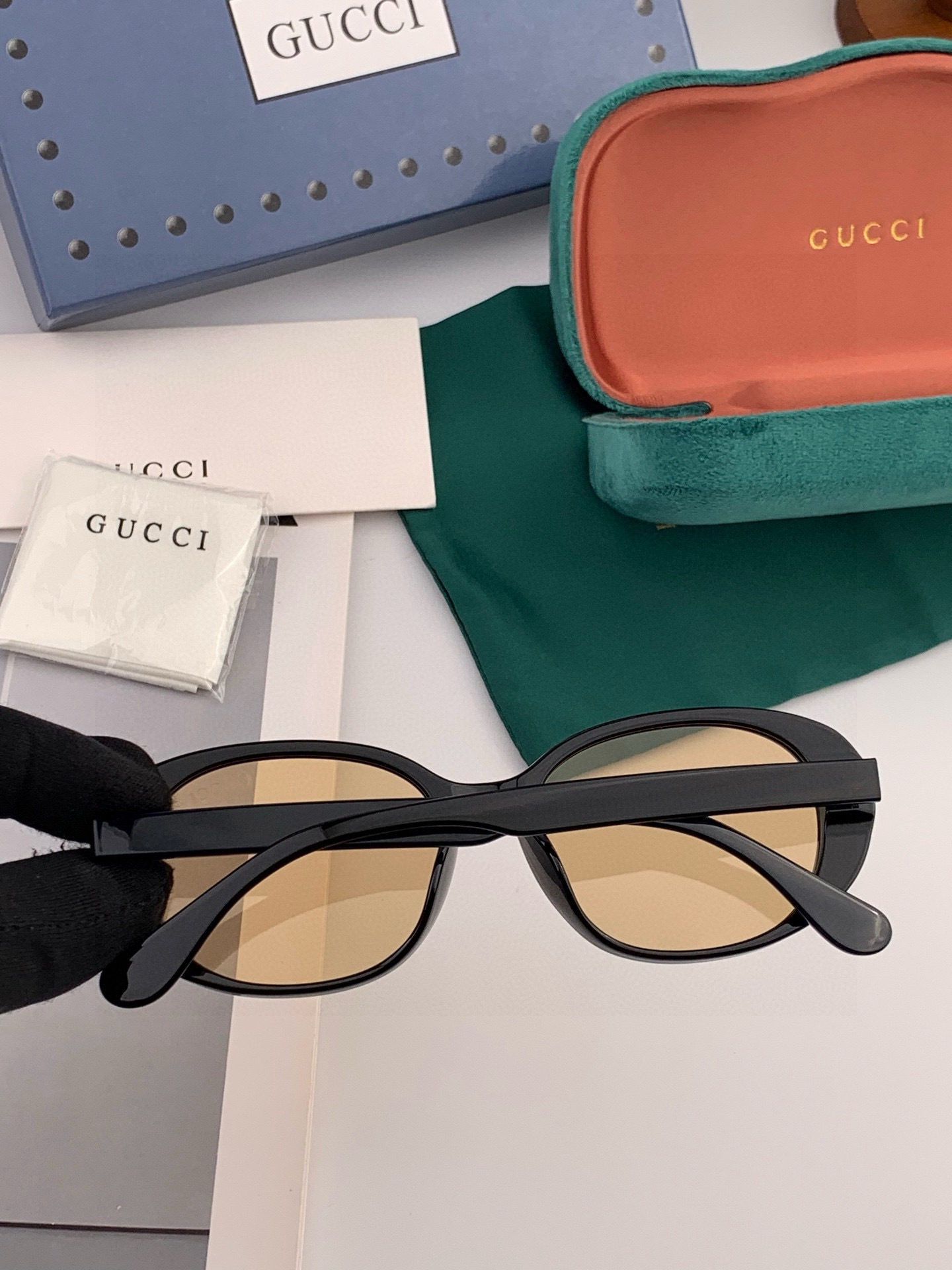 Gucci   经典的方框设计，不挑脸型，无论搭配大衣还是连衣裙都非常显气质尼龙偏光镜片预防紫外线 型号：G55810