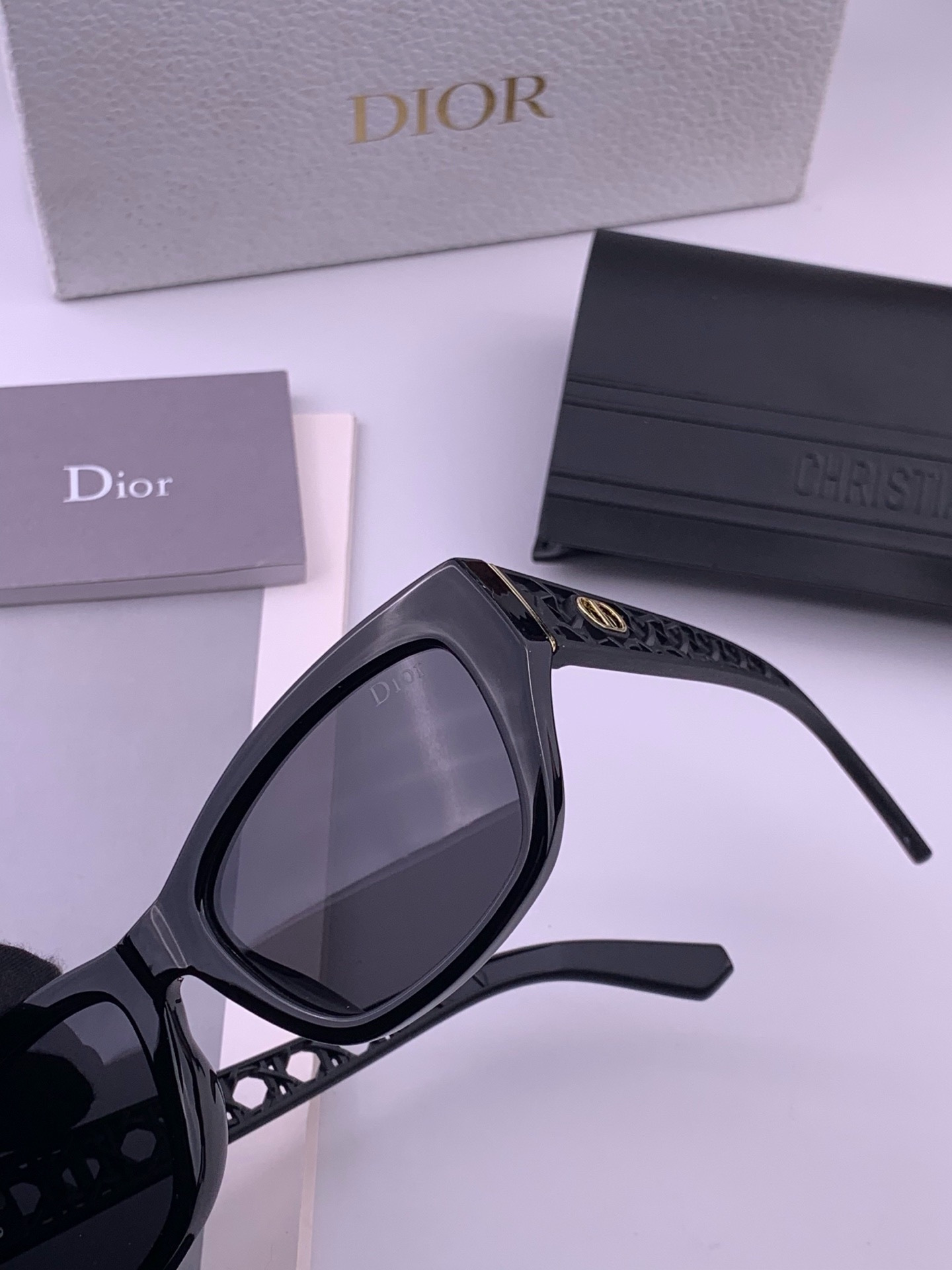 【DIOR】新款潮流爆款 时尚太阳镜 佩戴舒适 网红潮款墨镜  女士高清加厚偏光太阳镜🕶️ 🎉高品质TR镜框 ♥️♥️型
