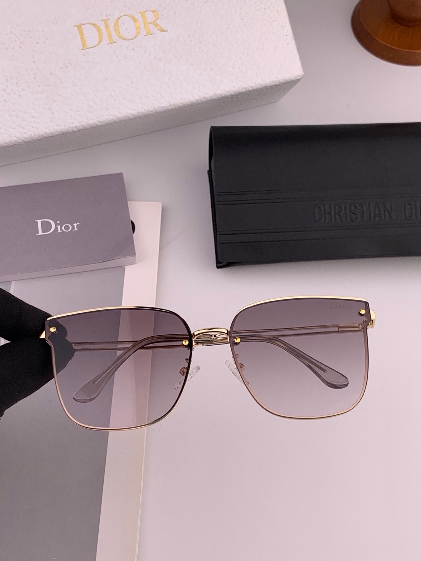 【TR偏光系列】DIOR   经典的方框设计，不挑脸型，无论搭配大衣还是连衣裙都非常显气质尼龙偏光镜片预防紫外线 型号：
