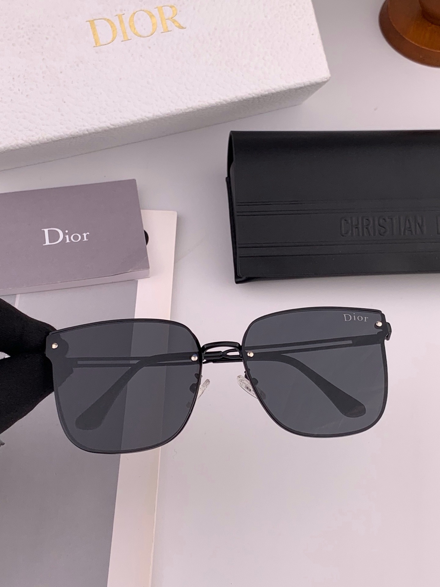 【TR偏光系列】DIOR   经典的方框设计，不挑脸型，无论搭配大衣还是连衣裙都非常显气质尼龙偏光镜片预防紫外线 型号：