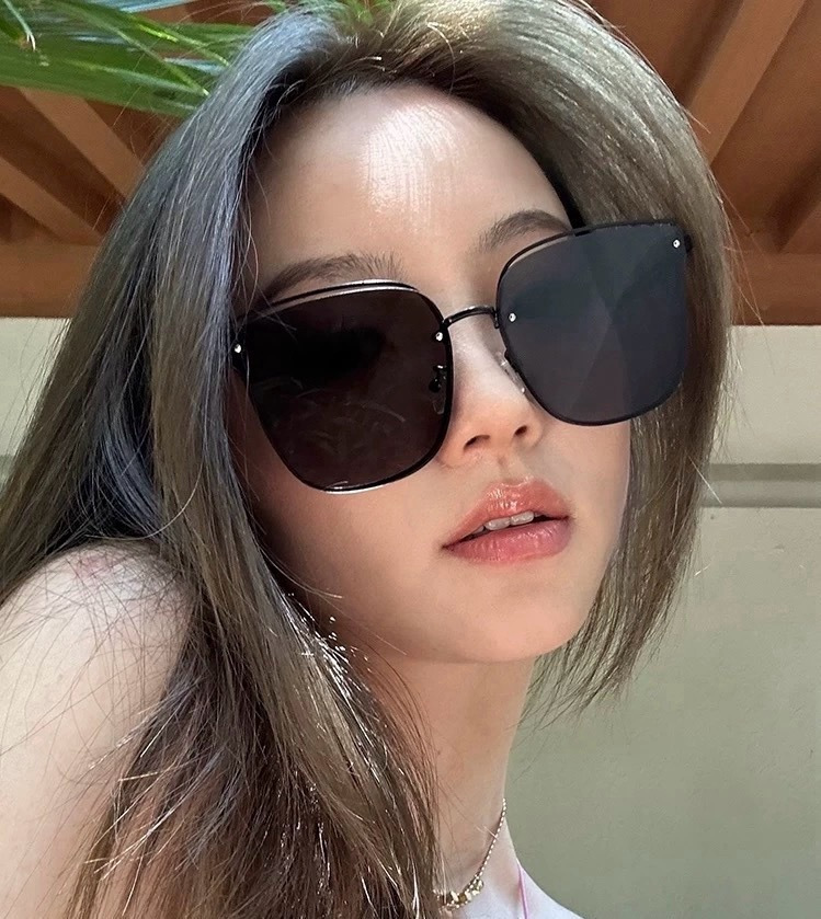 【TR偏光系列】DIOR 经典的方框设计,不挑脸型,无论搭配大衣还是连衣裙都非常显气质尼龙偏光镜片预防紫外线 型号: 【TR偏光系列】DIOR 经典的方框设计,不挑脸型,无论搭配大衣还是连衣裙都非常显气质尼龙偏光镜片预防紫外线 型号: