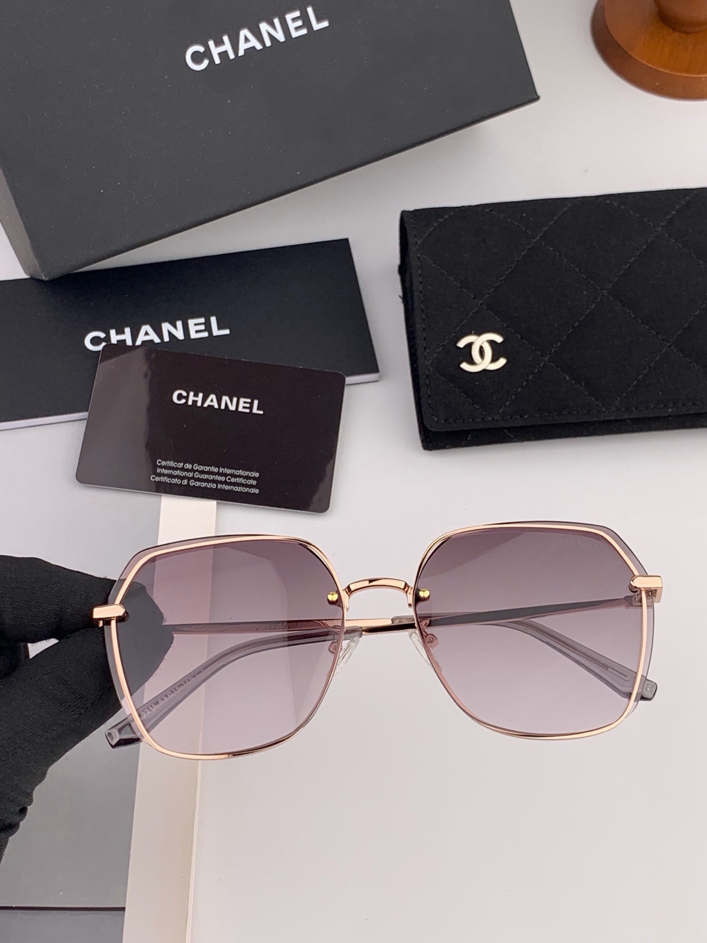 【CHANEL】香奈儿  新款尼龙偏光太眼镜，无框钻石 切边更有质感，大气女人范儿，大脸小脸都好看 ！型号：CH2201