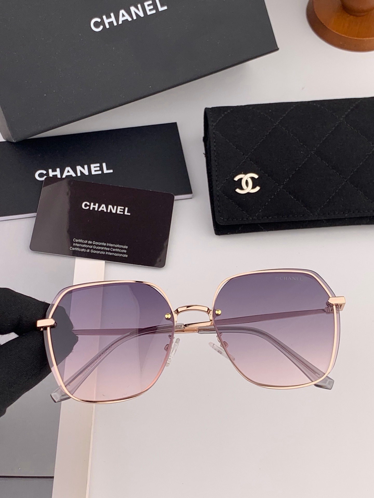 【CHANEL】香奈儿  新款尼龙偏光太眼镜，无框钻石 切边更有质感，大气女人范儿，大脸小脸都好看 ！型号：CH2201