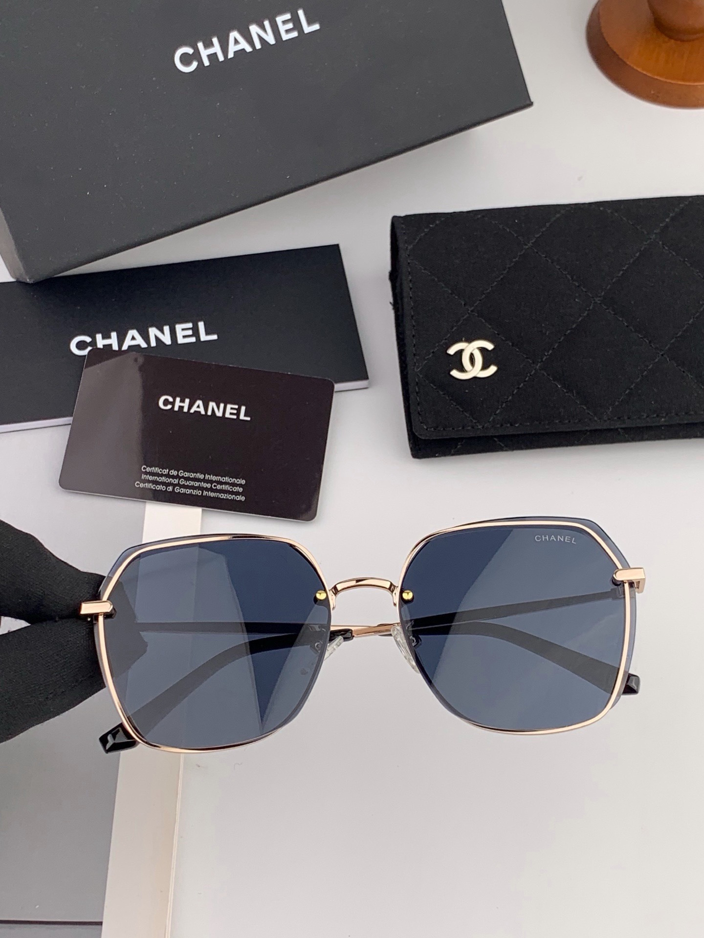 【CHANEL】香奈儿  新款尼龙偏光太眼镜，无框钻石 切边更有质感，大气女人范儿，大脸小脸都好看 ！型号：CH2201