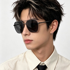 Gucci 。 高品质男女款墨镜 👍 进口宝丽来偏光镜片 。蛤蟆镜 开车钓鱼都可 。百搭显瘦墨镜韩版男士飞行员大 Gucci 。 高品质男女款墨镜 👍 进口宝丽来偏光镜片 。蛤蟆镜 开车钓鱼都可 。百搭显瘦墨镜韩版男士飞行员大