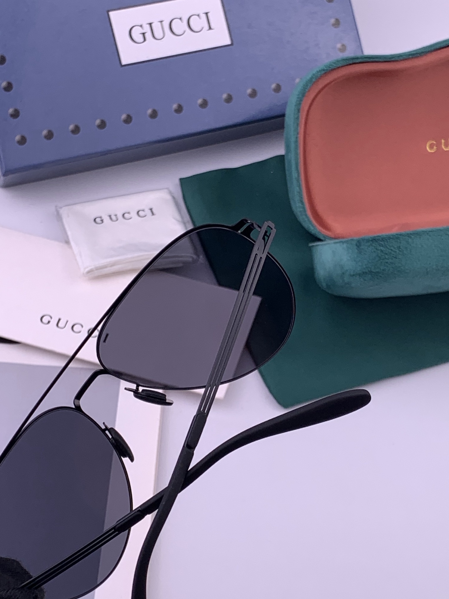 GUCCI 男款炫彩飞行员偏光太阳镜 ❤️材质：高清尼龙加厚卡槽高清偏光镜片 🌹无边框镜架💕颜👍型号：G0515