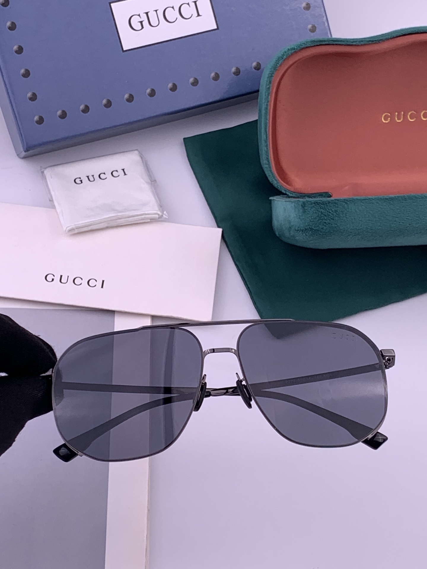 GUCCI 男款炫彩飞行员偏光太阳镜 ❤️材质：高清尼龙加厚卡槽高清偏光镜片 🌹无边框镜架💕颜👍型号：G0227