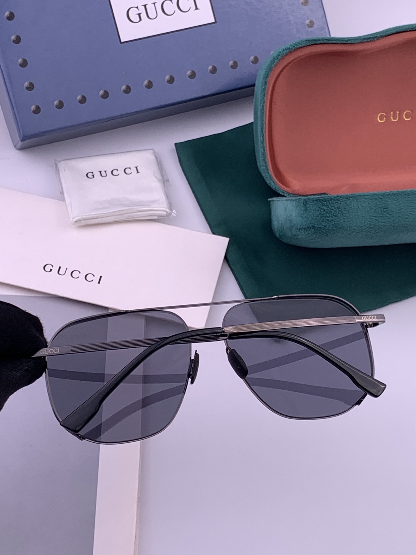 GUCCI 男款炫彩飞行员偏光太阳镜 ❤️材质：高清尼龙加厚卡槽高清偏光镜片 🌹无边框镜架💕颜👍型号：G0227