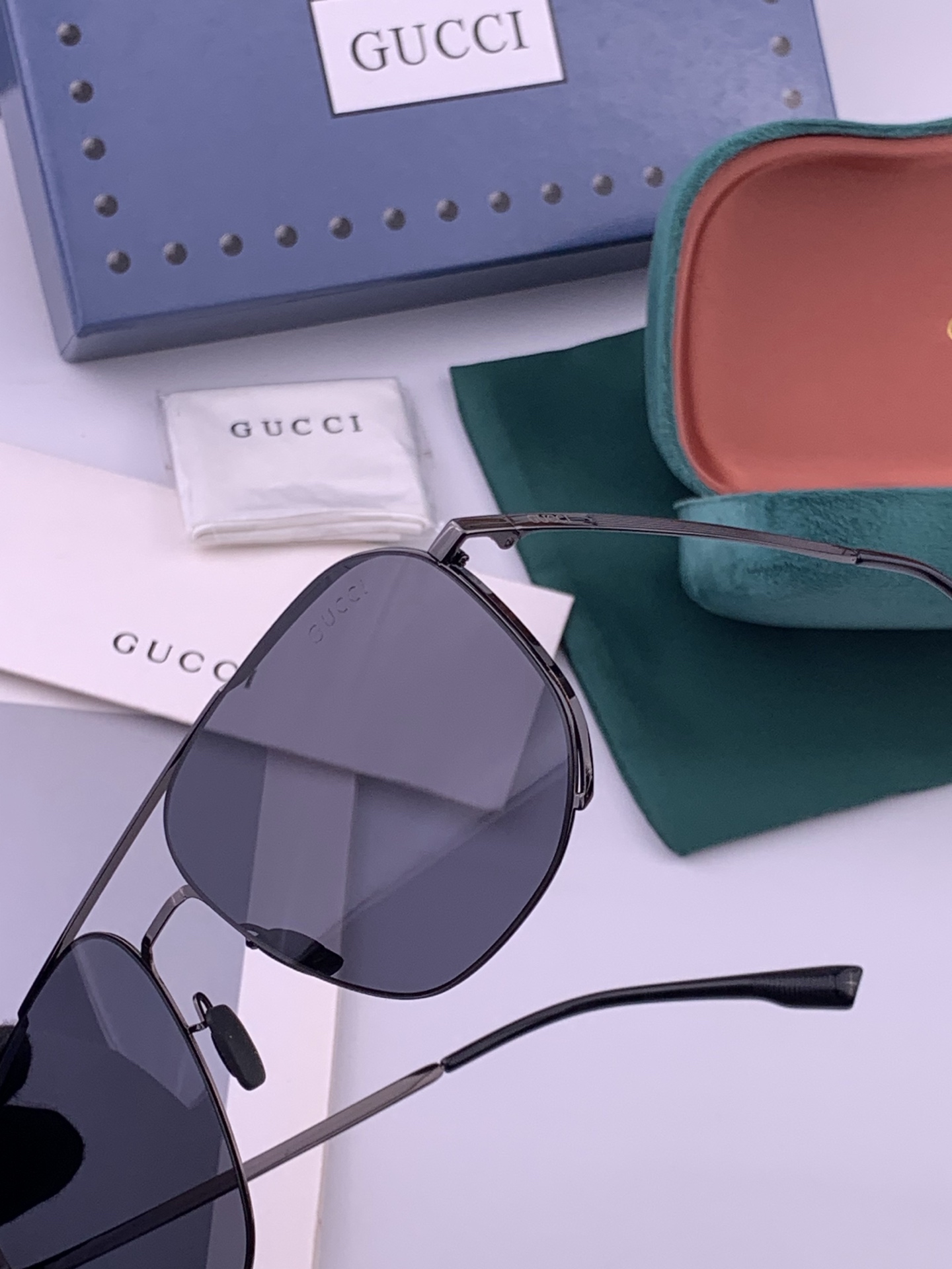 GUCCI 男款炫彩飞行员偏光太阳镜 ❤️材质：高清尼龙加厚卡槽高清偏光镜片 🌹无边框镜架💕颜👍型号：G0227
