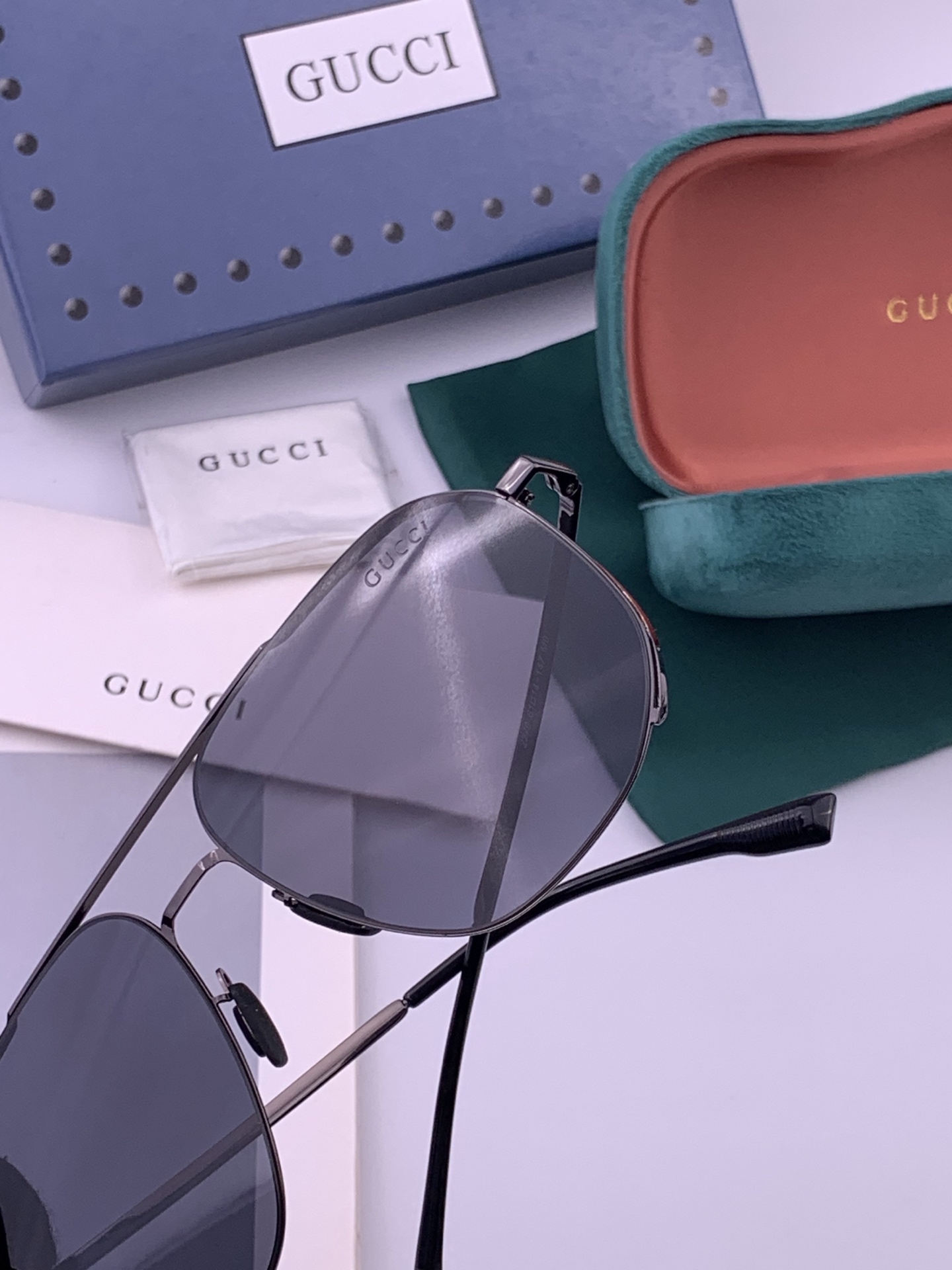 GUCCI 男款炫彩飞行员偏光太阳镜 ❤️材质：高清尼龙加厚卡槽高清偏光镜片 🌹无边框镜架💕颜👍型号：G0227