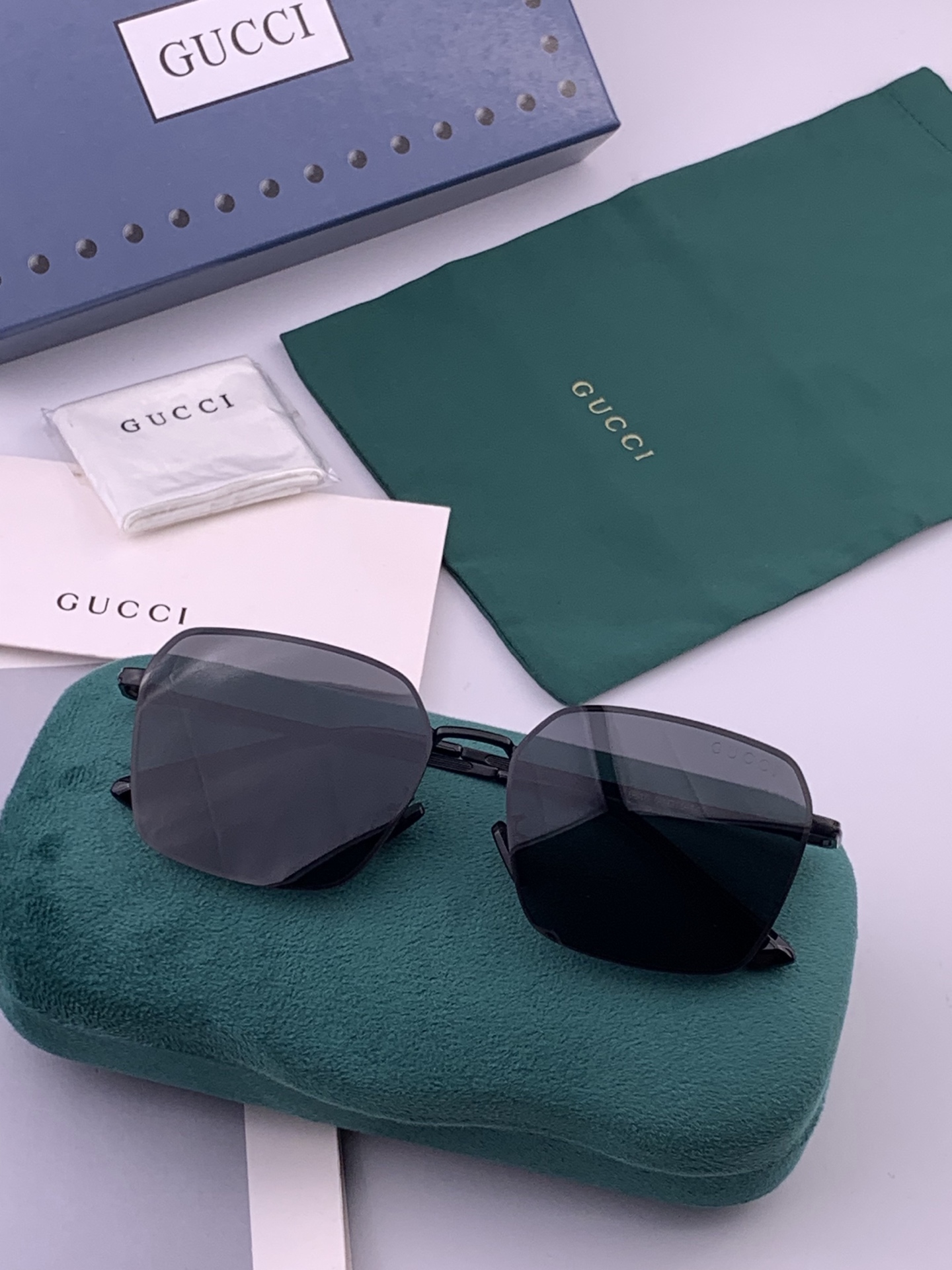 GUCCI 男款炫彩飞行员偏光太阳镜 ❤️材质：高清尼龙加厚卡槽高清偏光镜片 🌹无边框镜架💕颜👍型号：G6881