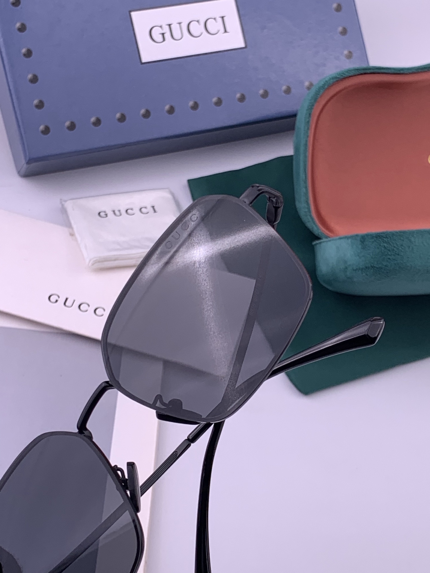 GUCCI 男款炫彩飞行员偏光太阳镜 ❤️材质：高清尼龙加厚卡槽高清偏光镜片 🌹无边框镜架💕颜👍型号：G6881