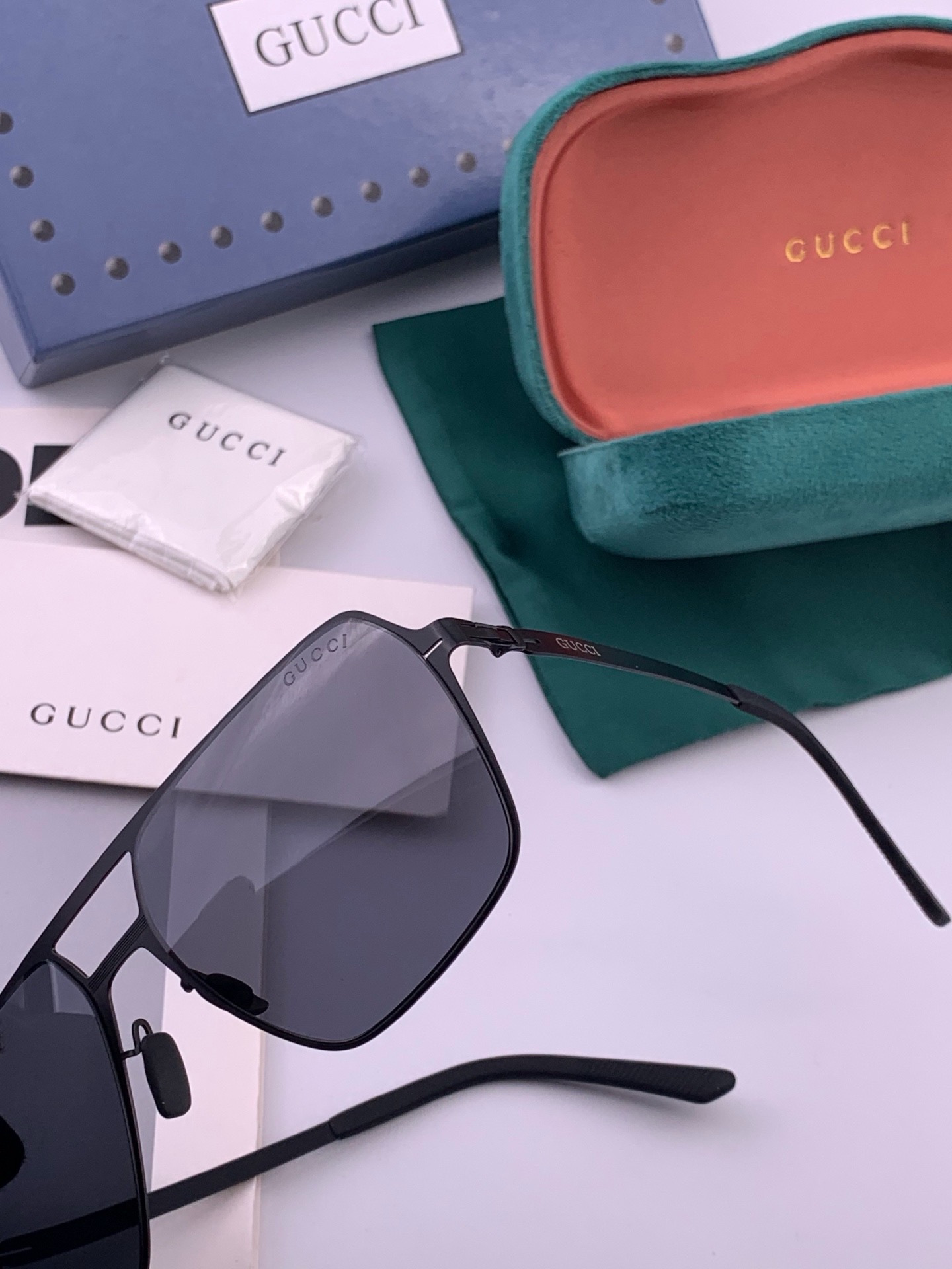 ♦️ GUCCI 新款男女情侣款太阳镜iP电镀永不褪色 超轻超有弹性整幅眼镜无螺丝重要的是压不坏 高清尼龙镜片、精湛的工