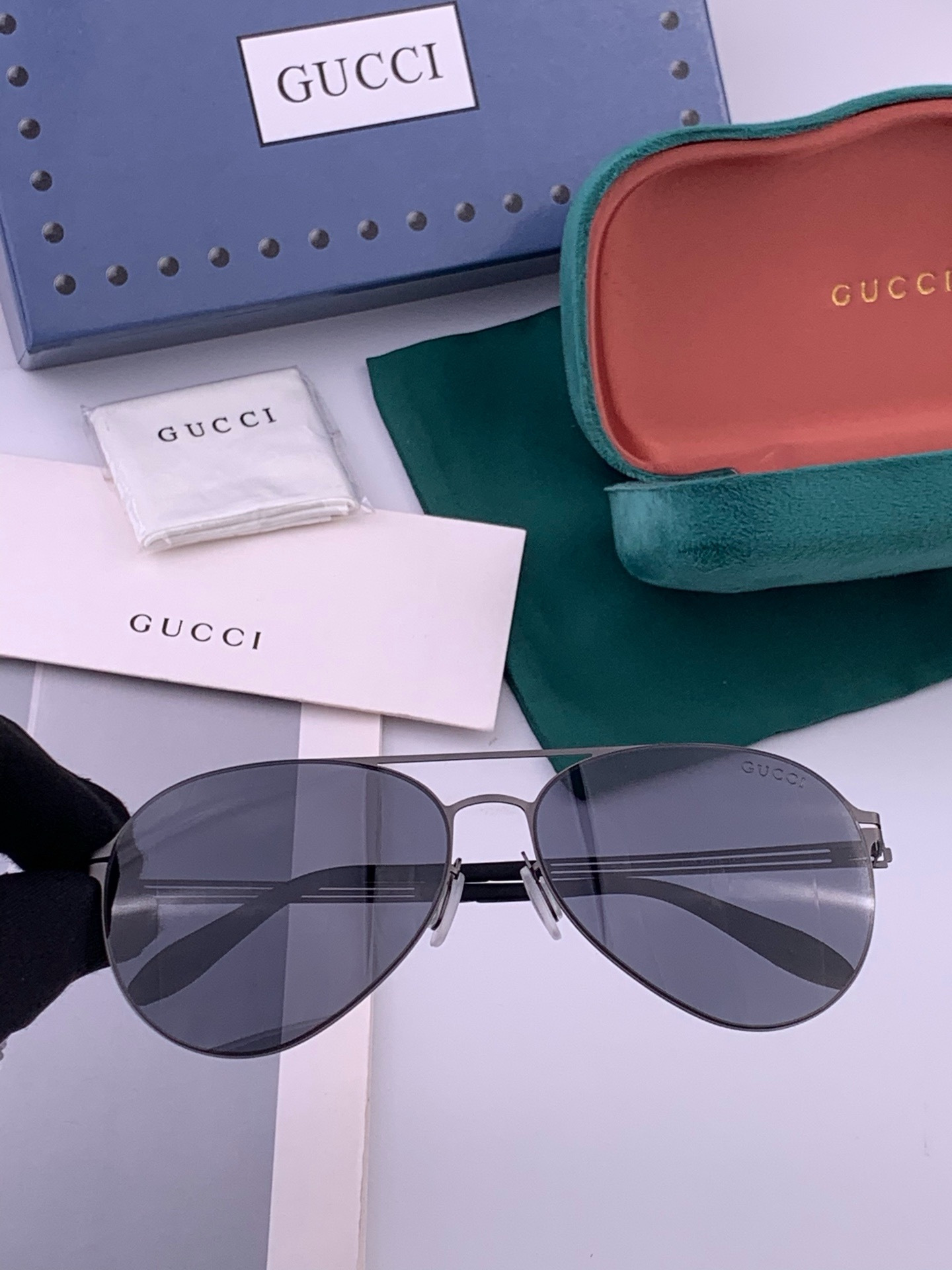 Gucci 春夏新款超轻无螺丝压不坏系列情侣款太阳镜高清尼龙镜片🦅完美品质，适合各种脸型，经典太阳镜亮相时装周.超酷拉风