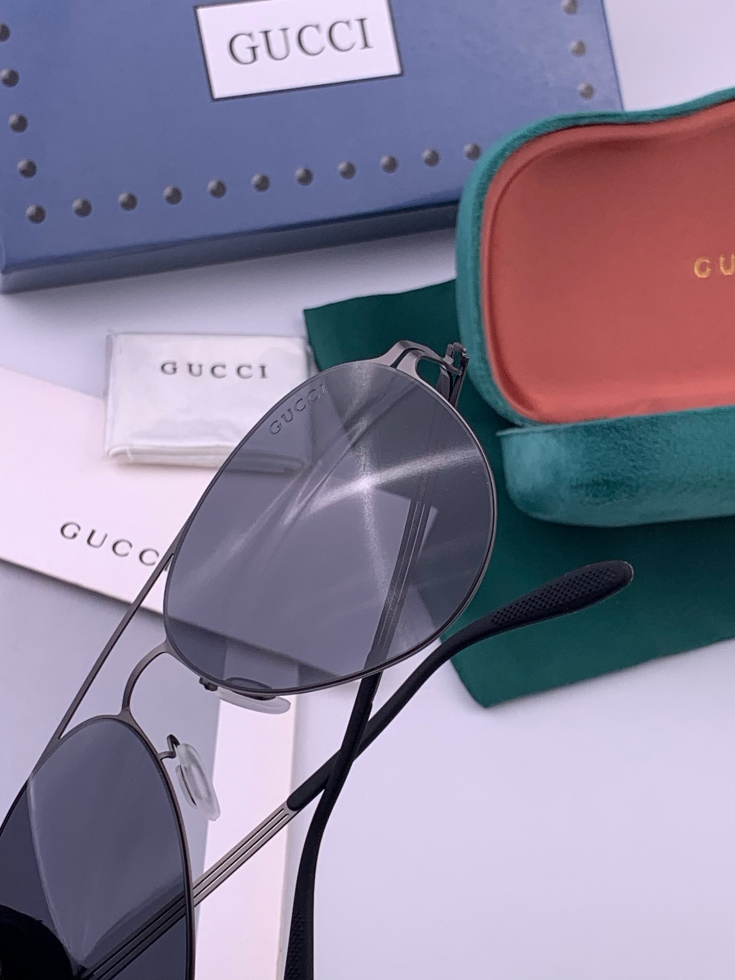 Gucci 春夏新款超轻无螺丝压不坏系列情侣款太阳镜高清尼龙镜片🦅完美品质，适合各种脸型，经典太阳镜亮相时装周.超酷拉风