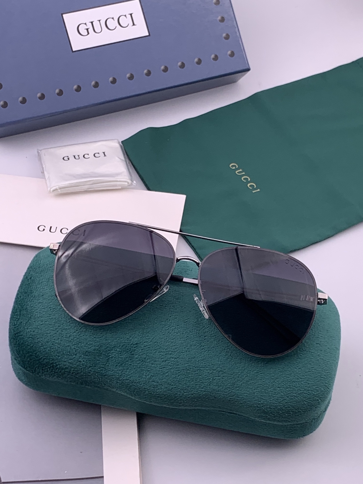 GUCCI 男款炫彩飞行员偏光太阳镜 ❤️材质：高清尼龙加厚卡槽高清偏光镜片 🌹无边框镜架💕颜👍型号：G052