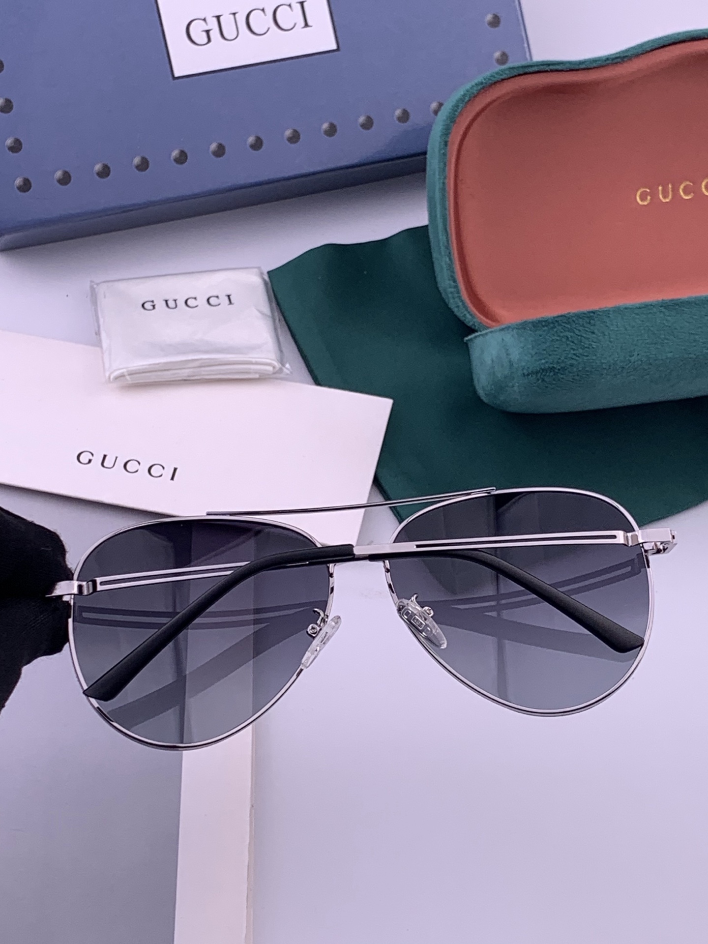 GUCCI 男款炫彩飞行员偏光太阳镜 ❤️材质：高清尼龙加厚卡槽高清偏光镜片 🌹无边框镜架💕颜👍型号：G052
