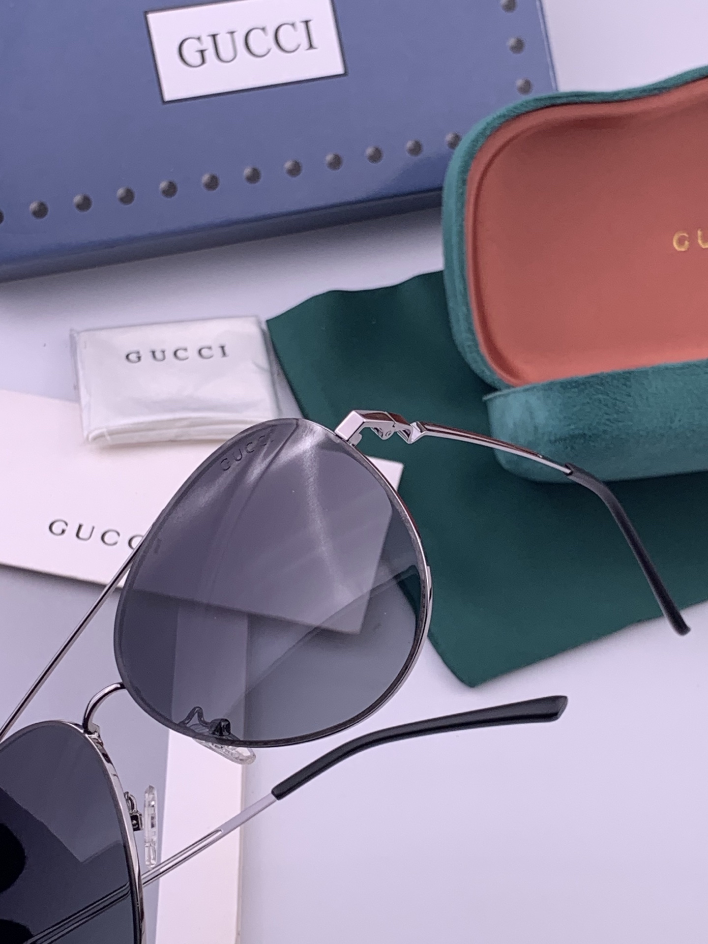 GUCCI 男款炫彩飞行员偏光太阳镜 ❤️材质：高清尼龙加厚卡槽高清偏光镜片 🌹无边框镜架💕颜👍型号：G052