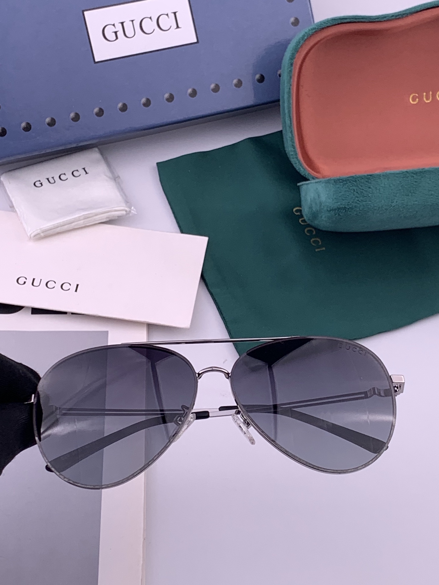 GUCCI 男款炫彩飞行员偏光太阳镜 ❤️材质：高清尼龙加厚卡槽高清偏光镜片 🌹无边框镜架💕颜👍型号：G052