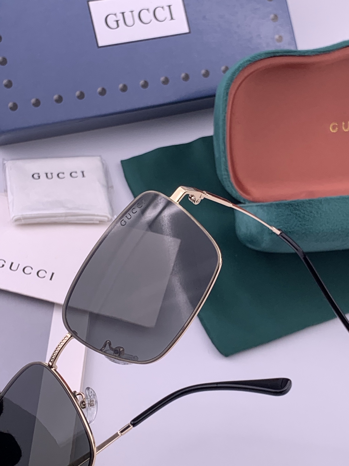 GUCCI 男款炫彩飞行员偏光太阳镜 ❤️材质：高清尼龙加厚卡槽高清偏光镜片 🌹无边框镜架💕颜👍型号：G4802