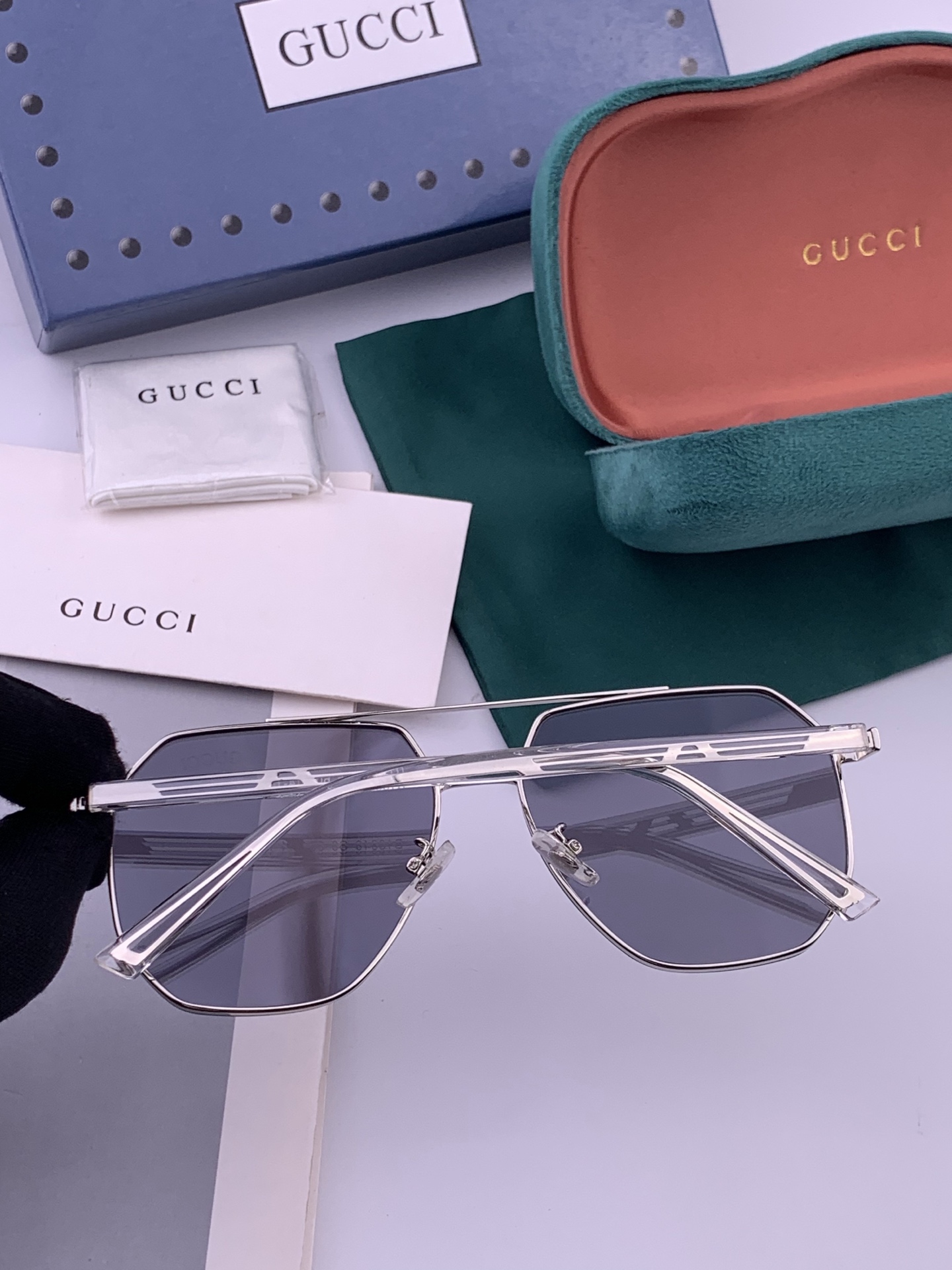 GUCCI 男款炫彩飞行员偏光太阳镜 ❤️材质：高清尼龙加厚卡槽高清偏光镜片 🌹无边框镜架💕颜👍型号：G01804