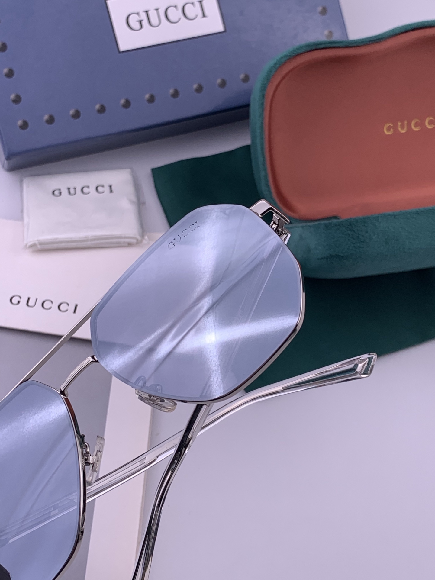 GUCCI 男款炫彩飞行员偏光太阳镜 ❤️材质：高清尼龙加厚卡槽高清偏光镜片 🌹无边框镜架💕颜👍型号：G01804
