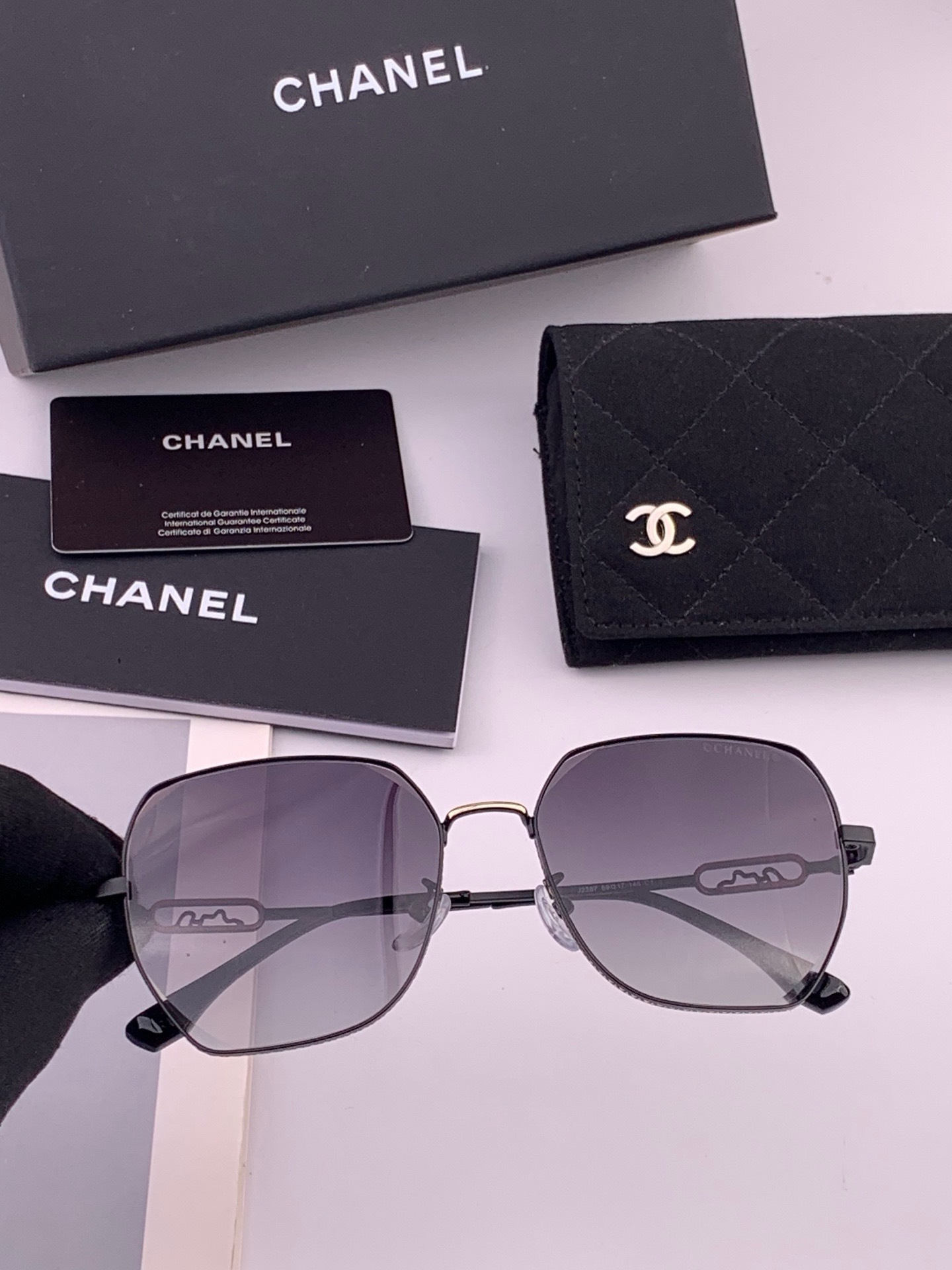 【CHANEL】香奈儿  新款尼龙偏光太眼镜，无框钻石 切边更有质感，大气女人范儿，大脸小脸都好看 ！型号：CH7238