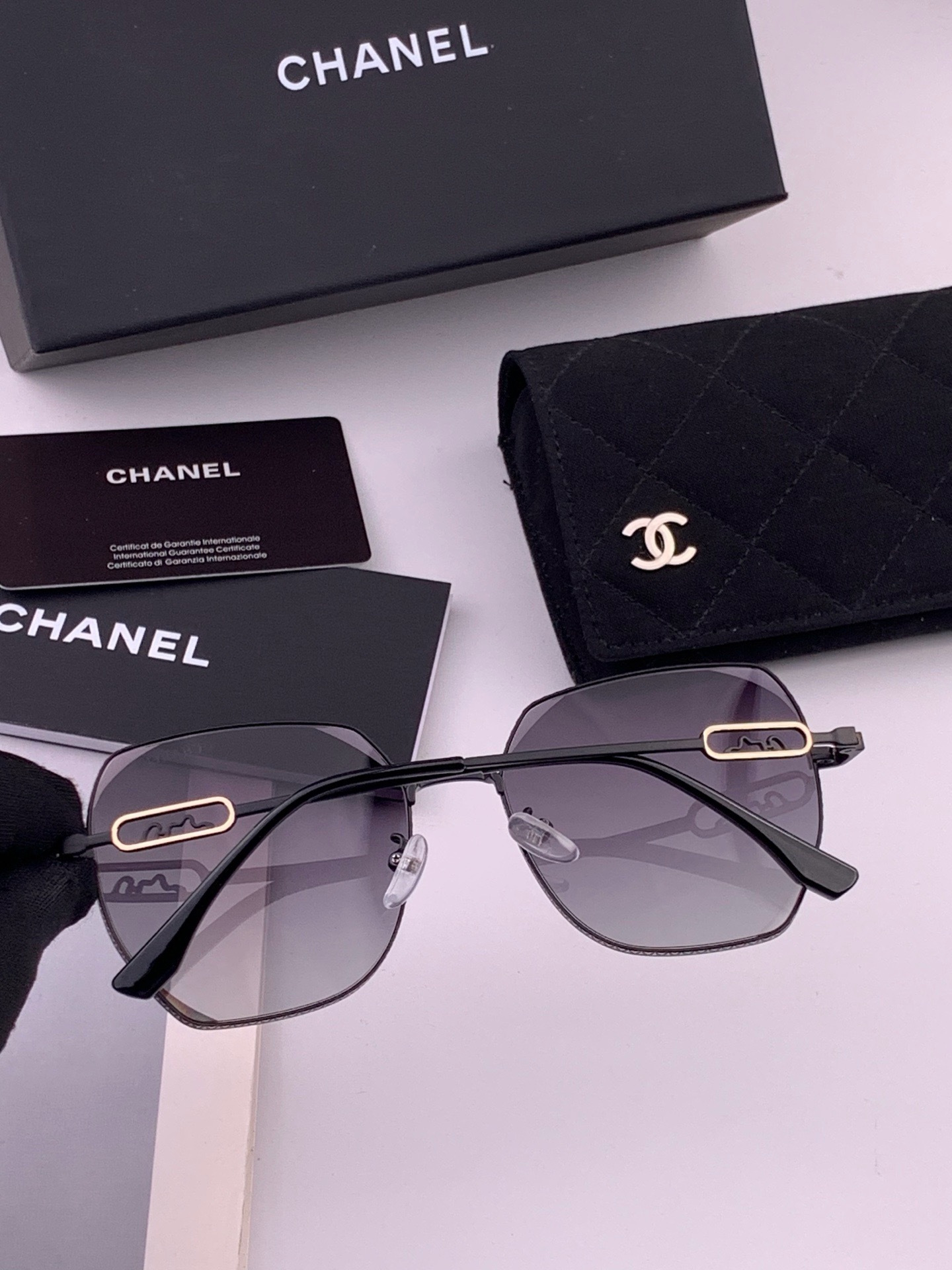 【CHANEL】香奈儿  新款尼龙偏光太眼镜，无框钻石 切边更有质感，大气女人范儿，大脸小脸都好看 ！型号：CH7238