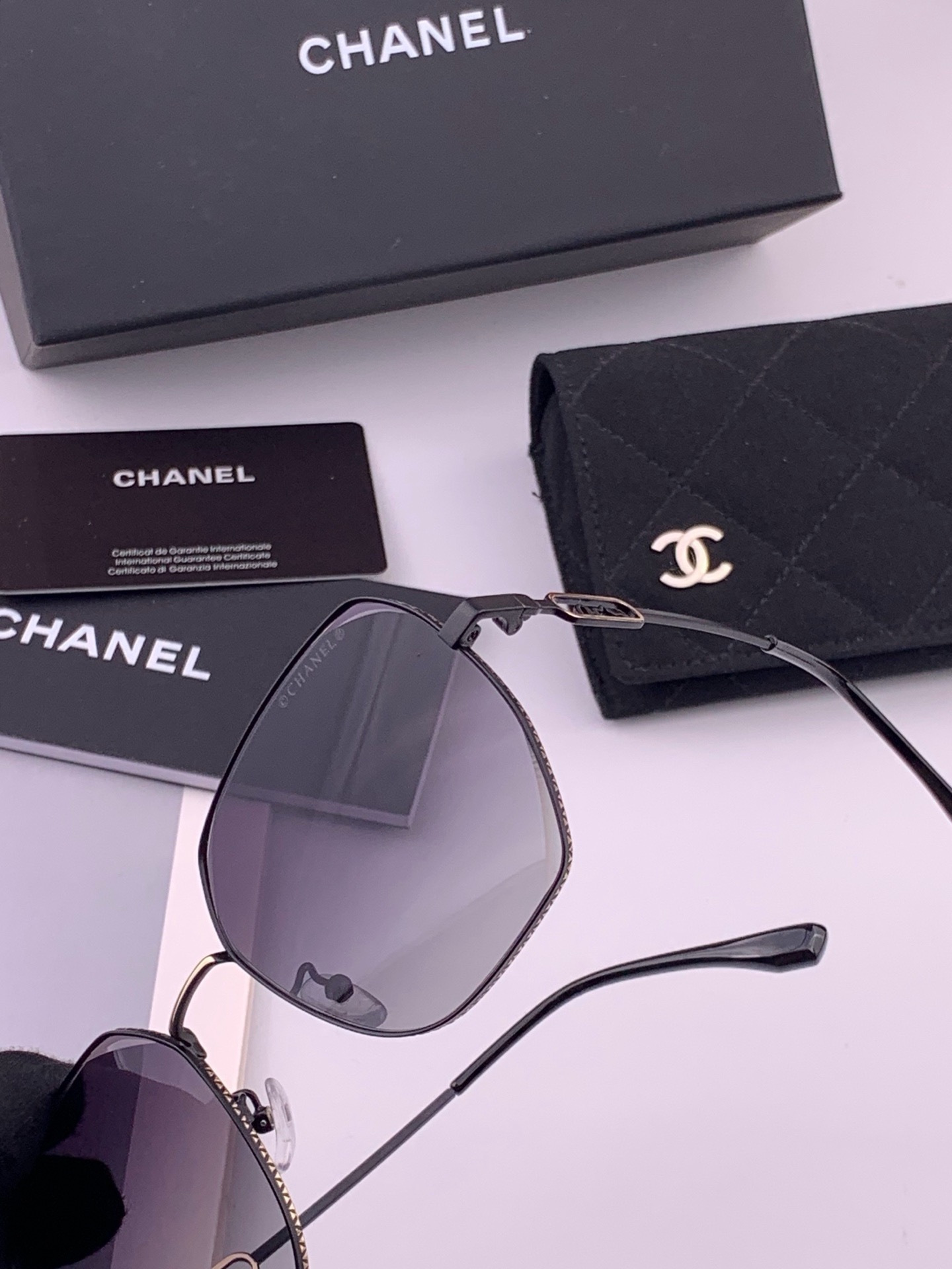 【CHANEL】香奈儿  新款尼龙偏光太眼镜，无框钻石 切边更有质感，大气女人范儿，大脸小脸都好看 ！型号：CH7238
