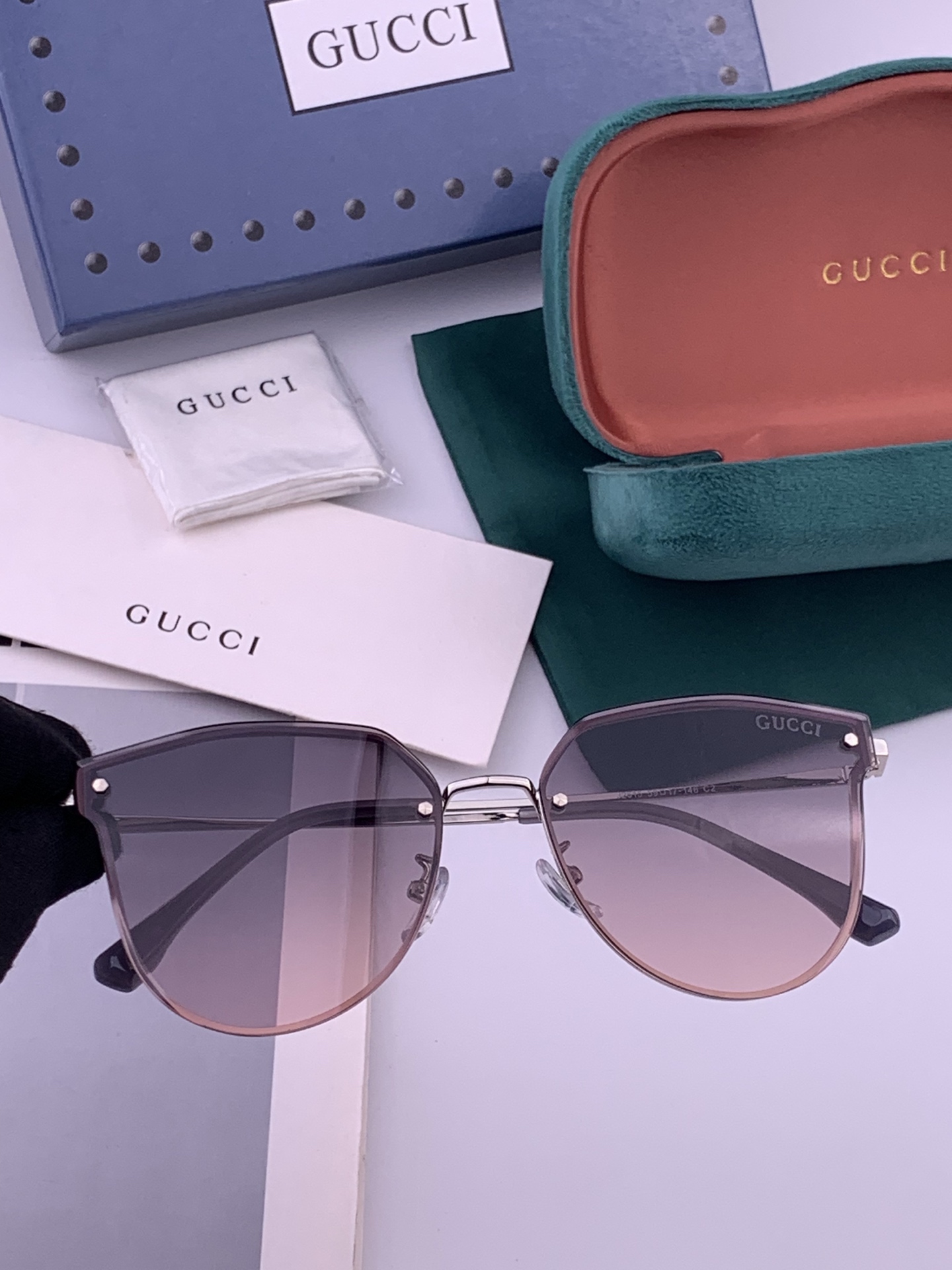 GUCCI 开春新款 最新款无框太阳镜 各路网红纷纷带起气场满分‼️ 俏皮甜美.上脸效果更佳.金属质感超好 型号：G52
