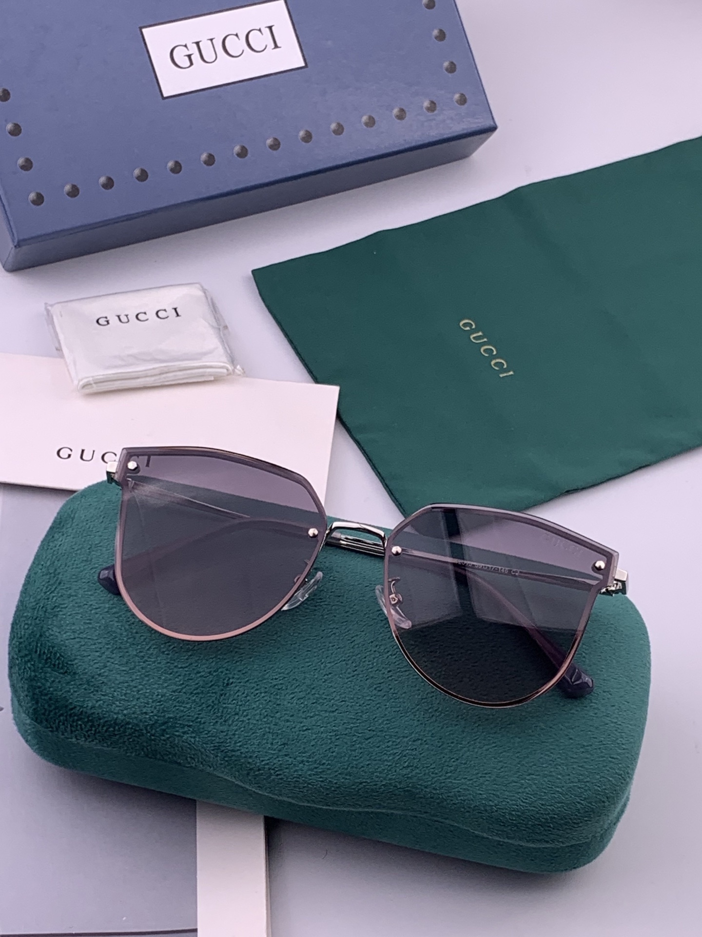 GUCCI 开春新款 最新款无框太阳镜 各路网红纷纷带起气场满分‼️ 俏皮甜美.上脸效果更佳.金属质感超好 型号：G52