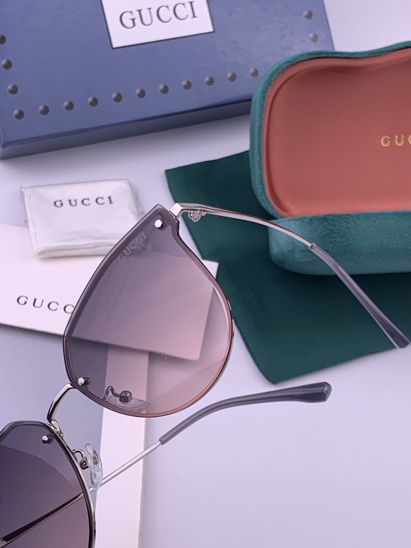 GUCCI 开春新款 最新款无框太阳镜 各路网红纷纷带起气场满分‼️ 俏皮甜美.上脸效果更佳.金属质感超好 型号：G52