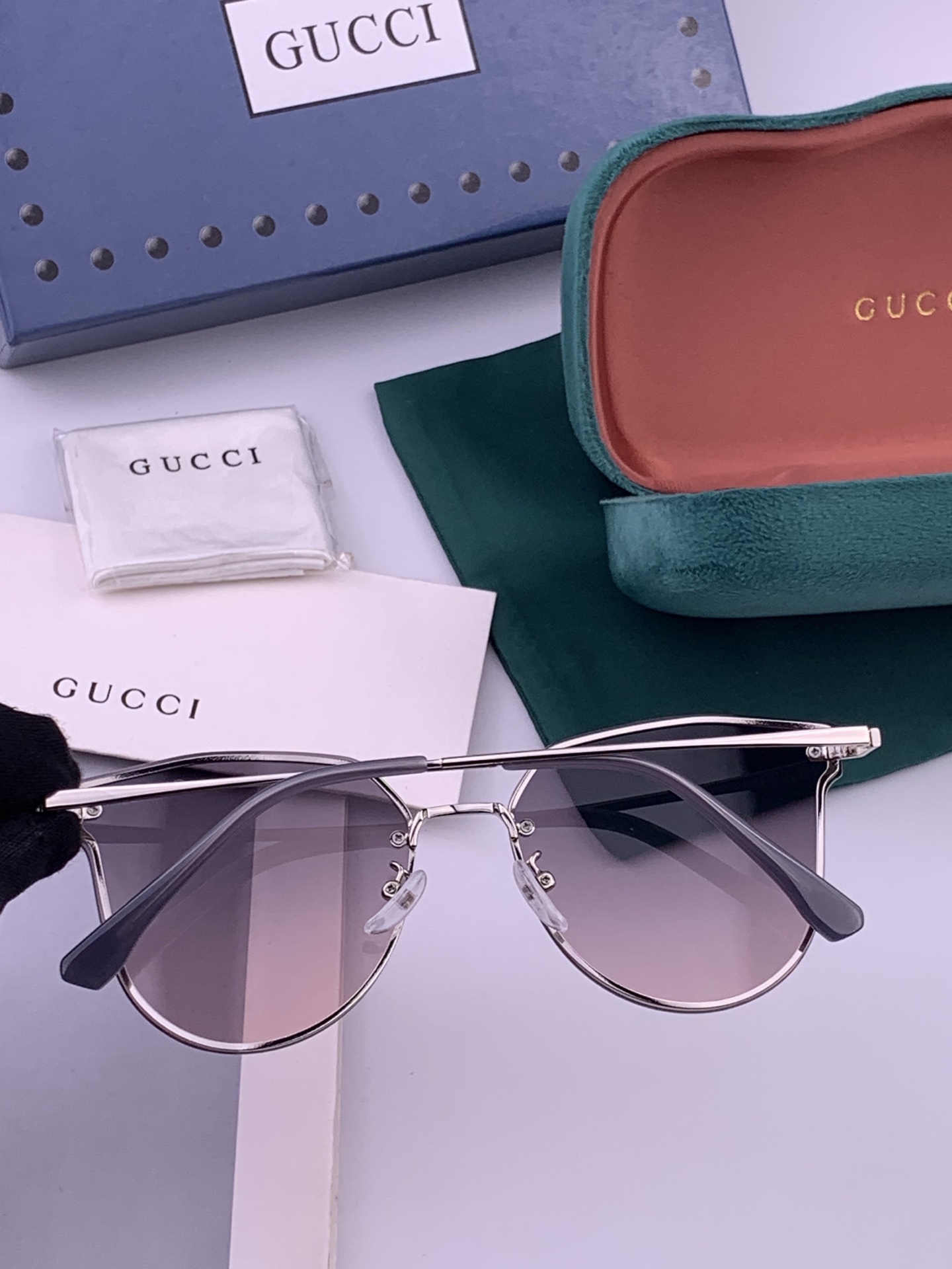 GUCCI 开春新款 最新款无框太阳镜 各路网红纷纷带起气场满分‼️ 俏皮甜美.上脸效果更佳.金属质感超好 型号：G52