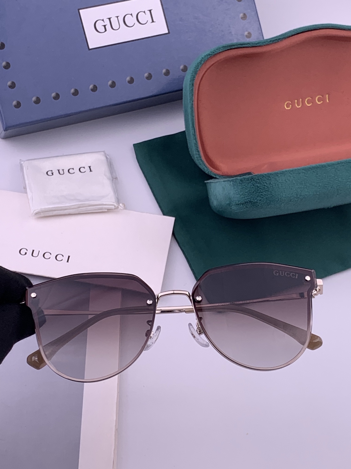 GUCCI 开春新款 最新款无框太阳镜 各路网红纷纷带起气场满分‼️ 俏皮甜美.上脸效果更佳.金属质感超好 型号：G52
