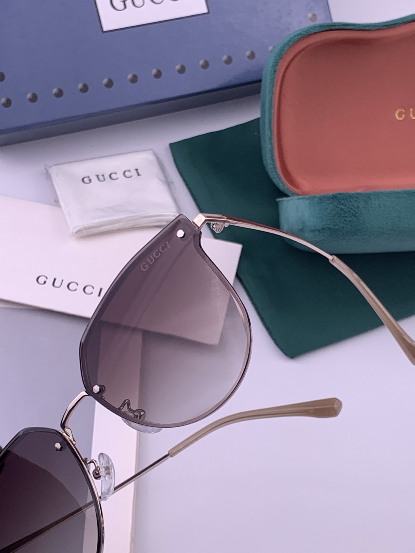 GUCCI 开春新款 最新款无框太阳镜 各路网红纷纷带起气场满分‼️ 俏皮甜美.上脸效果更佳.金属质感超好 型号：G52