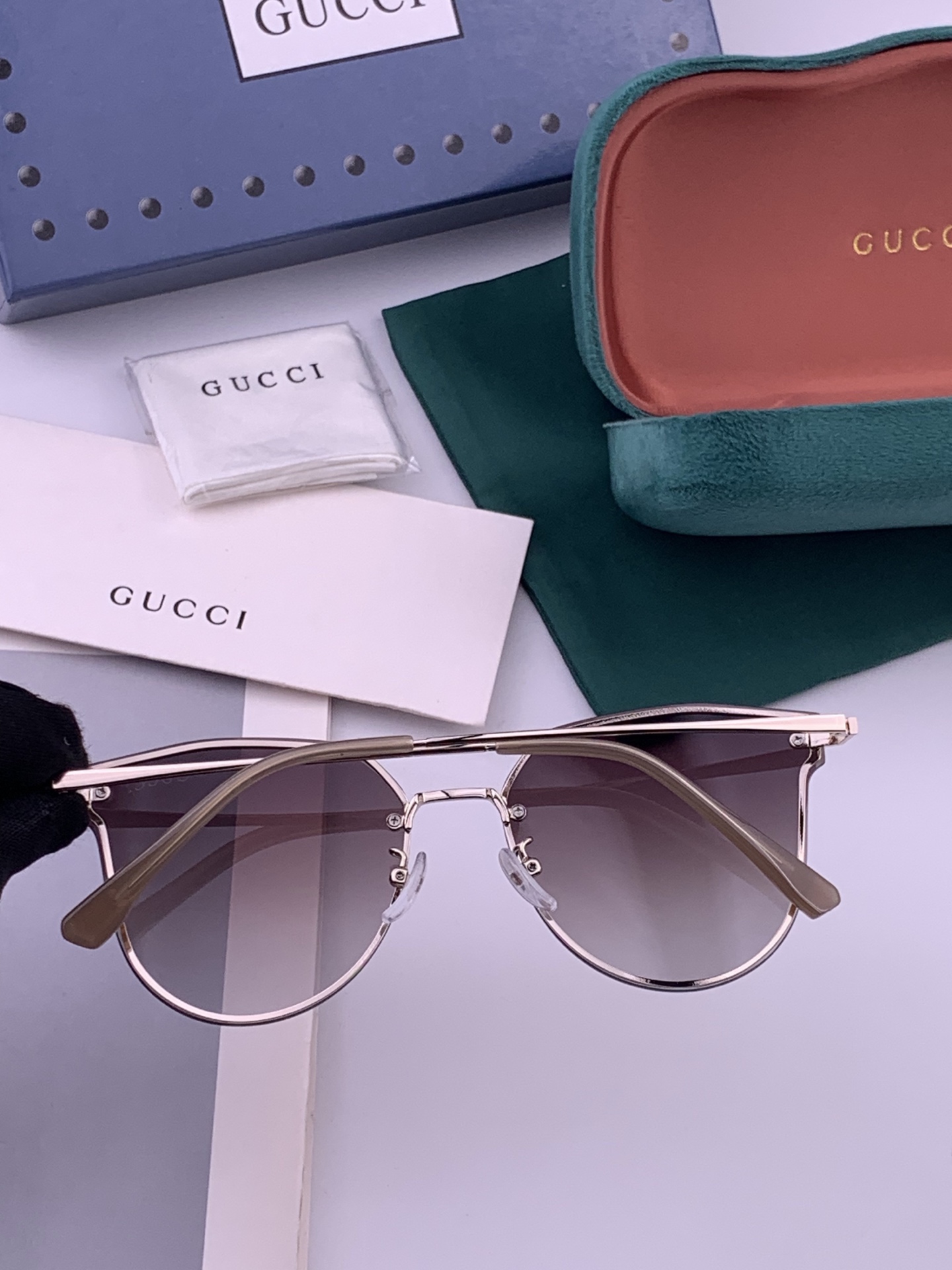 GUCCI 开春新款 最新款无框太阳镜 各路网红纷纷带起气场满分‼️ 俏皮甜美.上脸效果更佳.金属质感超好 型号：G52