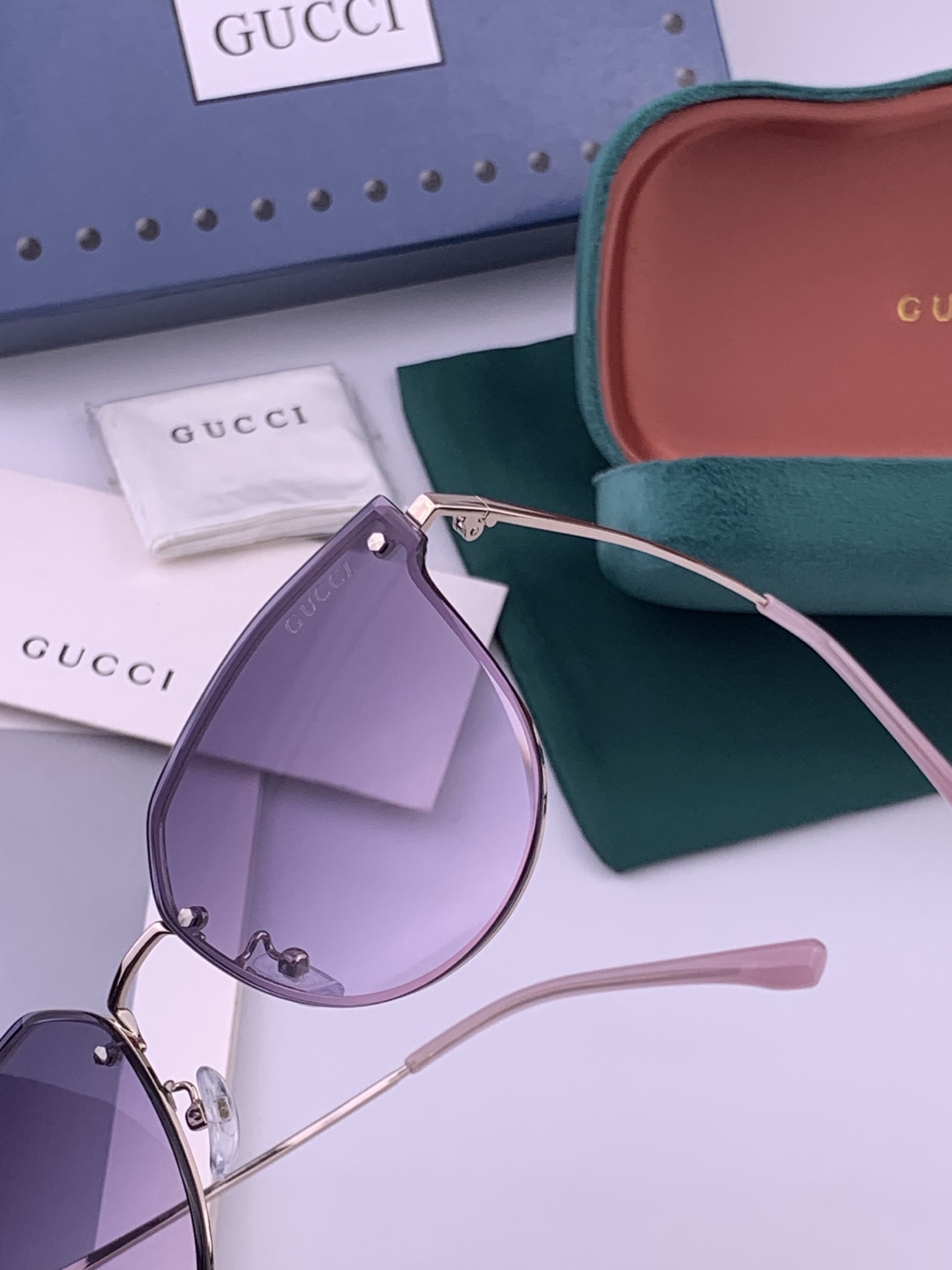 GUCCI 开春新款 最新款无框太阳镜 各路网红纷纷带起气场满分‼️ 俏皮甜美.上脸效果更佳.金属质感超好 型号：G52