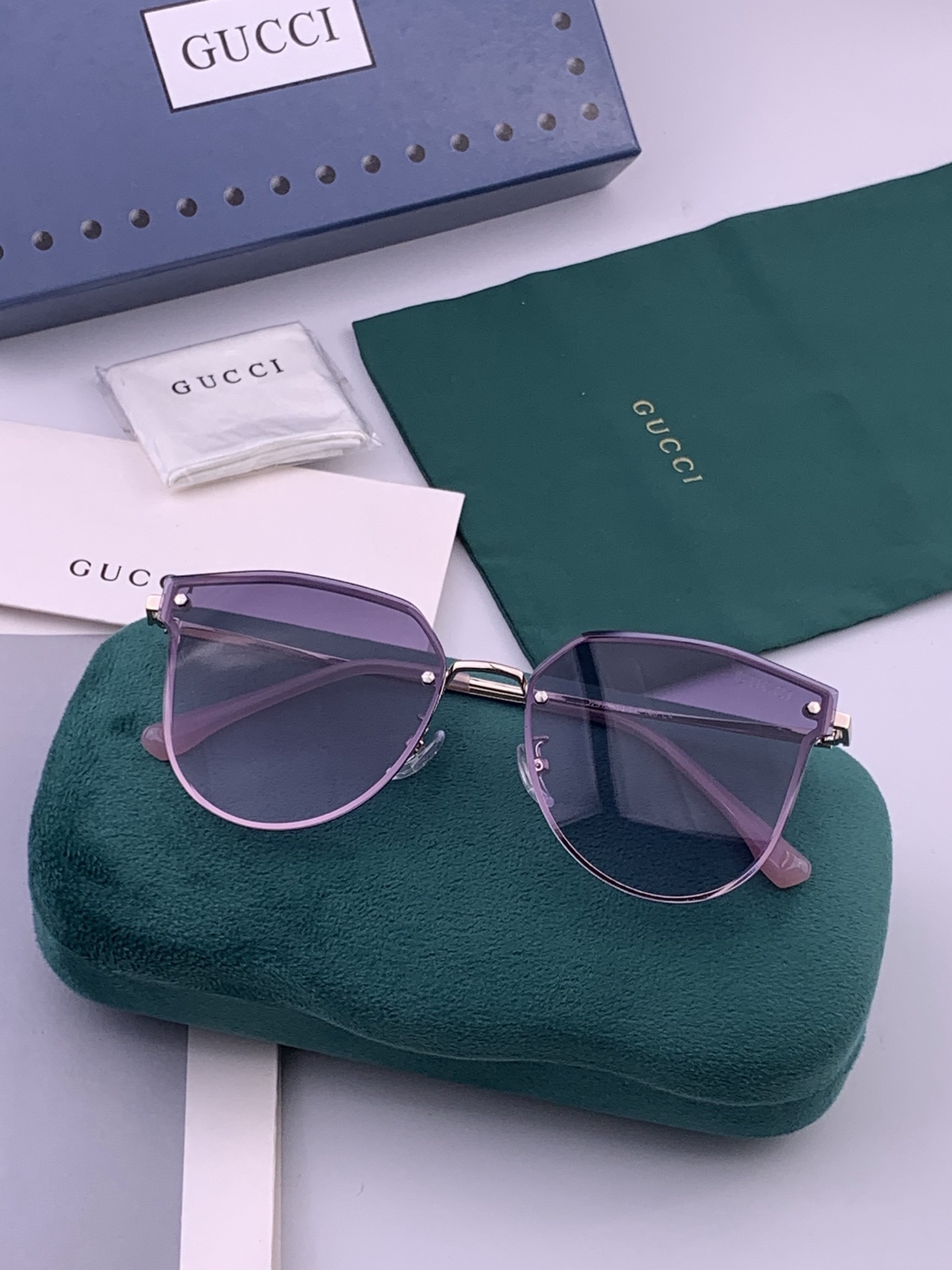 GUCCI 开春新款 最新款无框太阳镜 各路网红纷纷带起气场满分‼️ 俏皮甜美.上脸效果更佳.金属质感超好 型号：G52