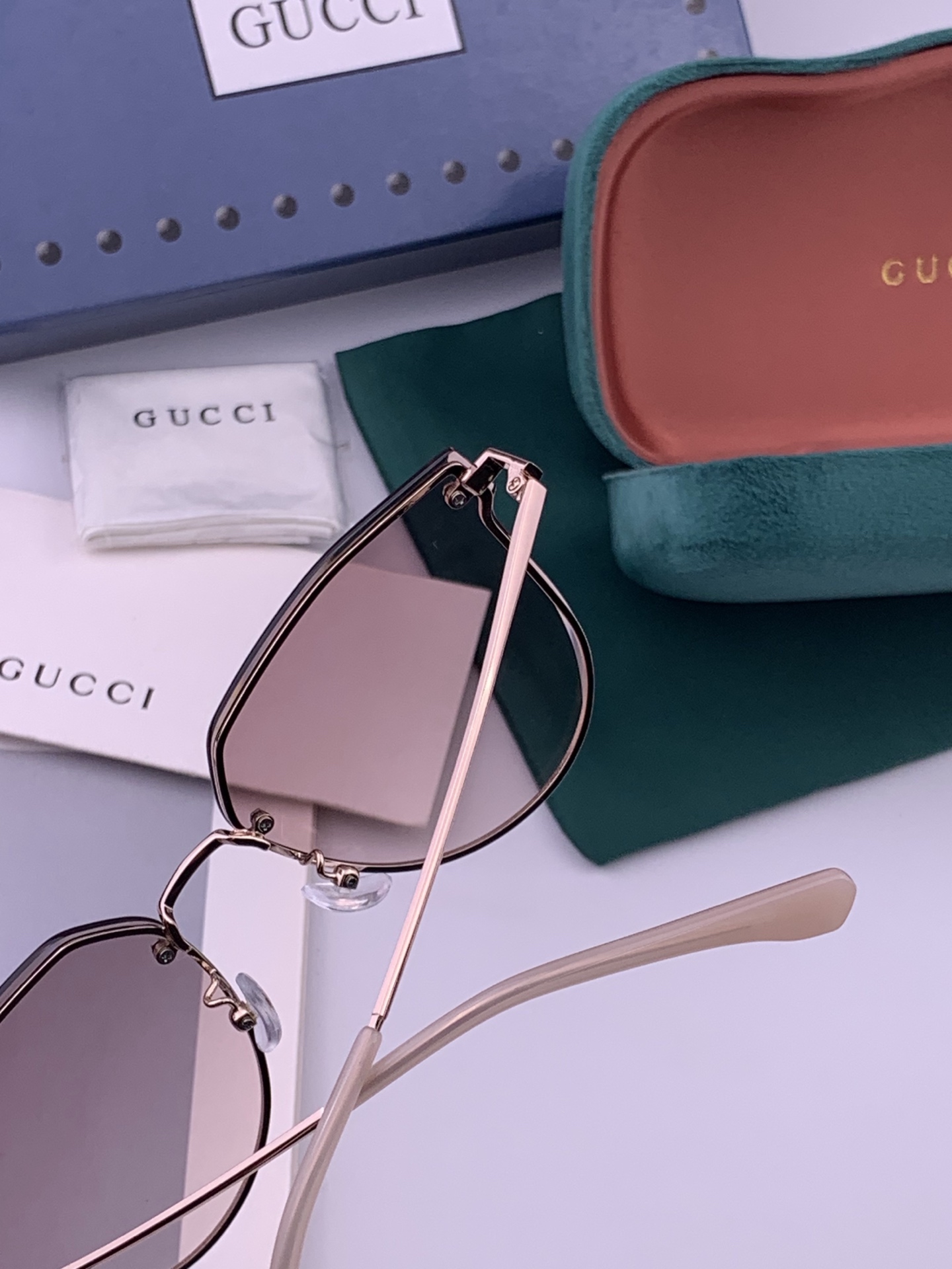 GUCCI 开春新款 最新款无框太阳镜 各路网红纷纷带起气场满分‼️ 俏皮甜美.上脸效果更佳.金属质感超好 型号：G52
