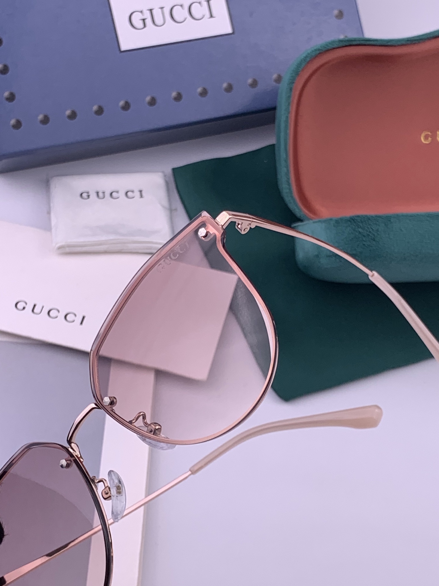 GUCCI 开春新款 最新款无框太阳镜 各路网红纷纷带起气场满分‼️ 俏皮甜美.上脸效果更佳.金属质感超好 型号：G52