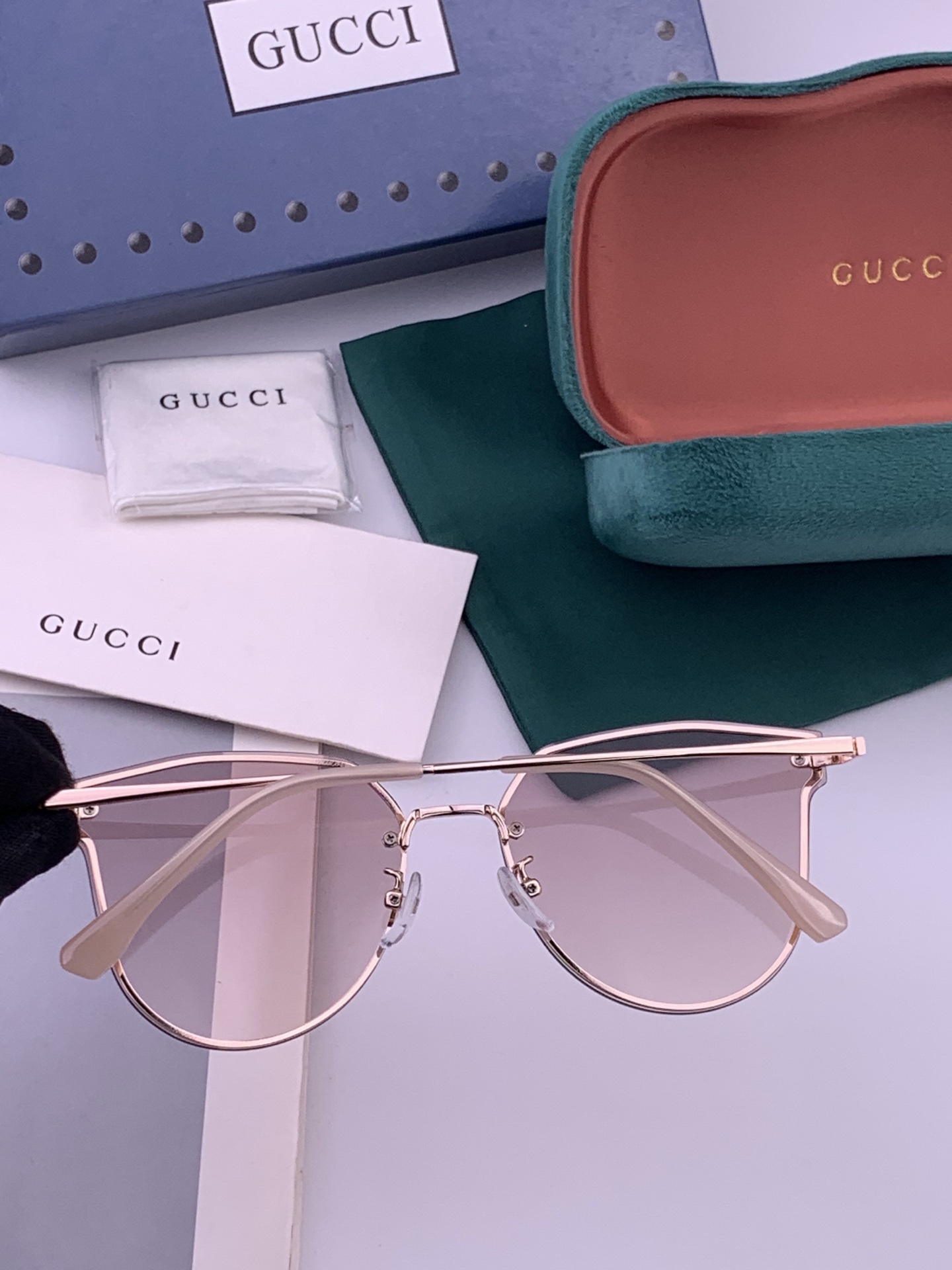 GUCCI 开春新款 最新款无框太阳镜 各路网红纷纷带起气场满分‼️ 俏皮甜美.上脸效果更佳.金属质感超好 型号：G52
