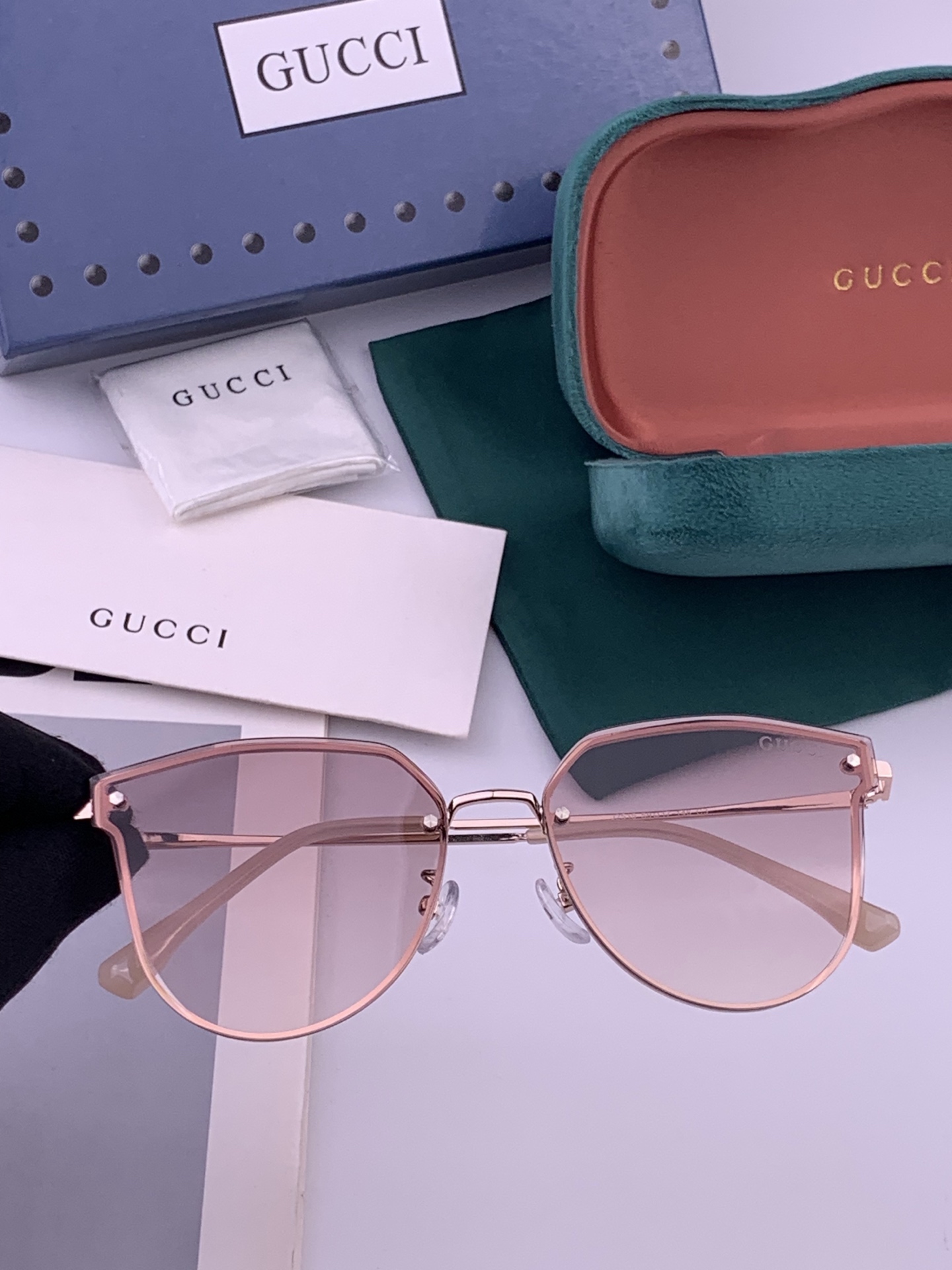 GUCCI 开春新款 最新款无框太阳镜 各路网红纷纷带起气场满分‼️ 俏皮甜美.上脸效果更佳.金属质感超好 型号：G52